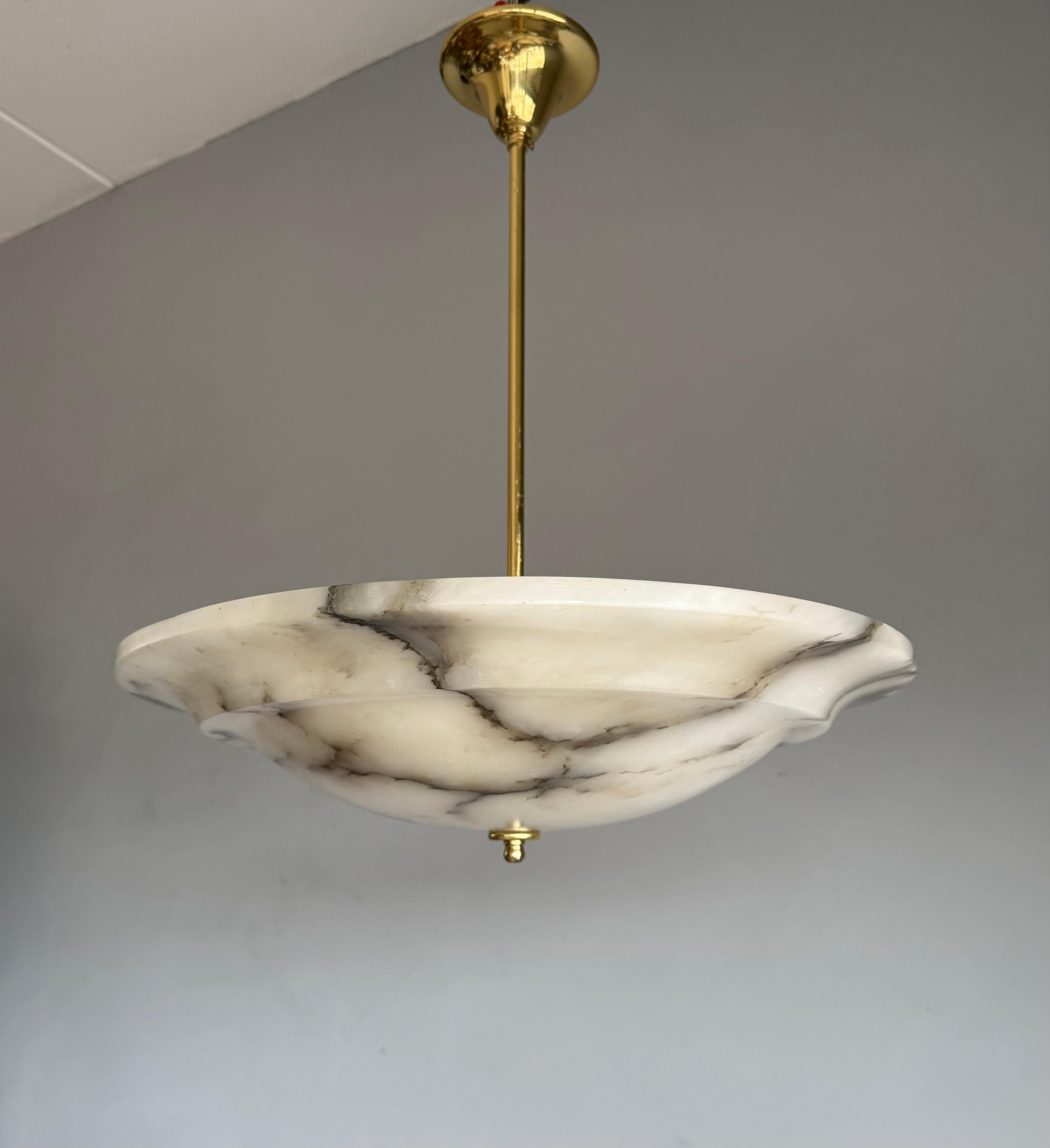 Dimensioni perfette  Ciondolo Art Deco con paralume in alabastro e stelo in bronzo, anni '20 in vendita 4
