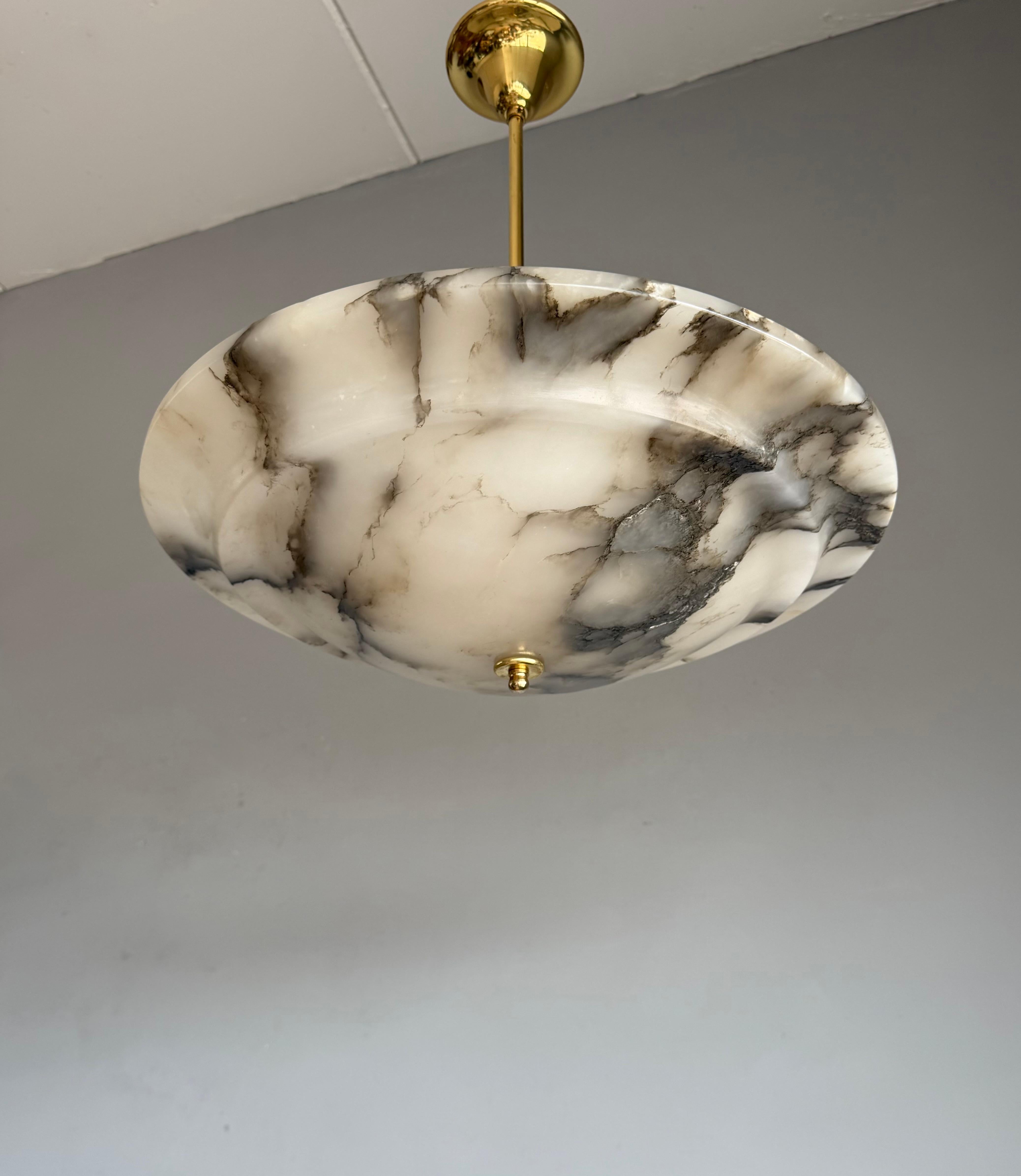 Dimensioni perfette  Ciondolo Art Deco con paralume in alabastro e stelo in bronzo, anni '20 in vendita 5