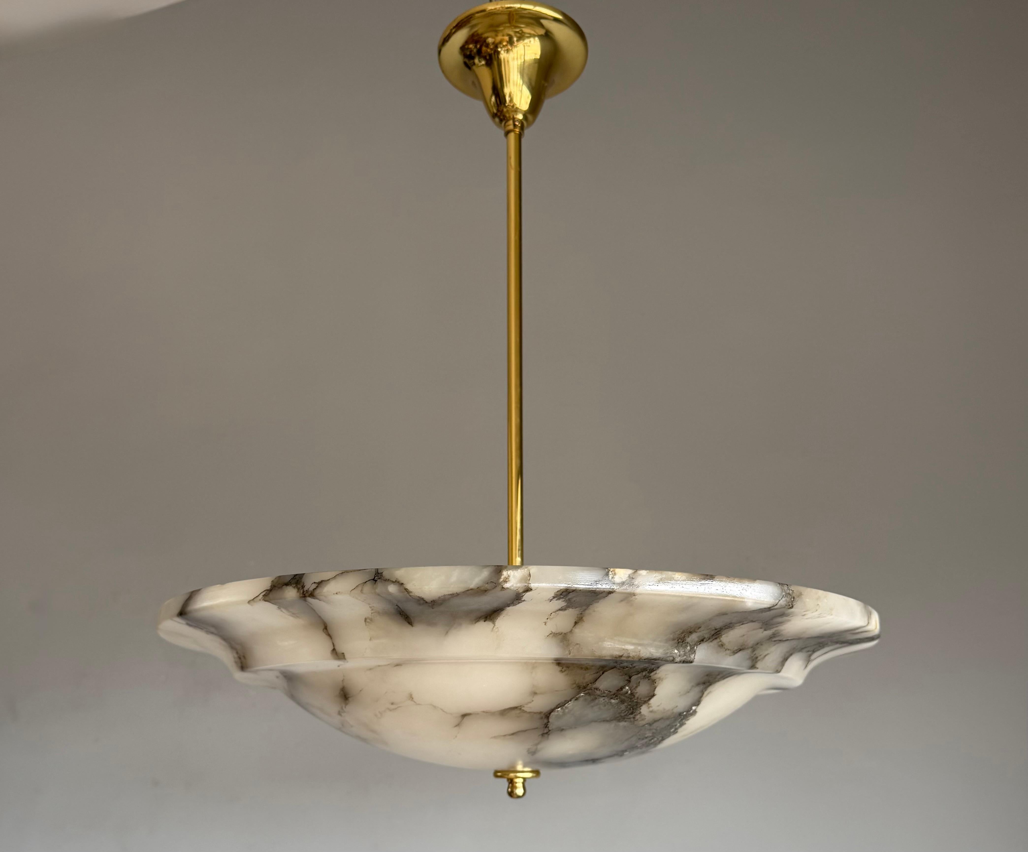 Dimensioni perfette  Ciondolo Art Deco con paralume in alabastro e stelo in bronzo, anni '20 in vendita 6