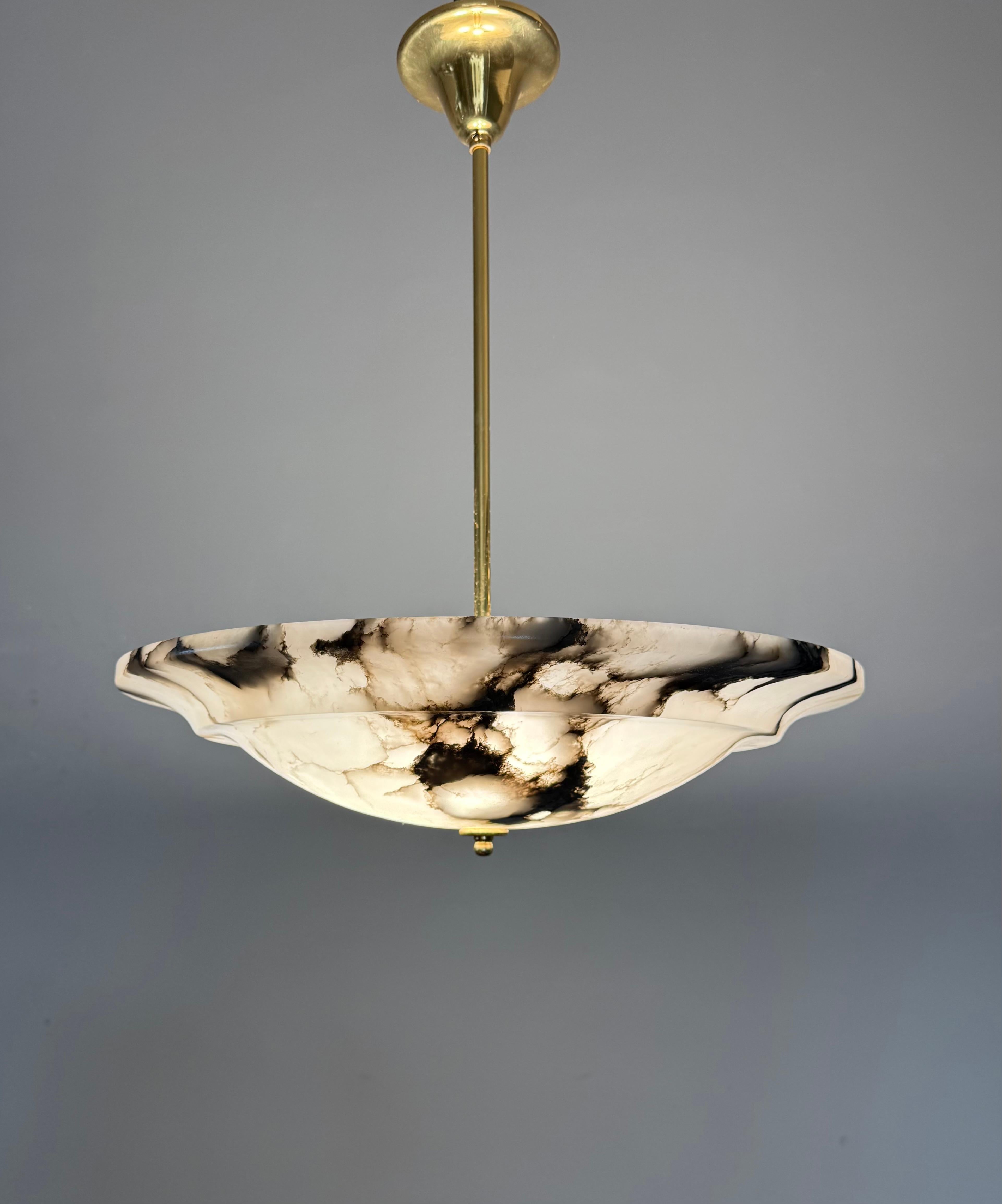 Dimensioni perfette  Ciondolo Art Deco con paralume in alabastro e stelo in bronzo, anni '20 in vendita 9
