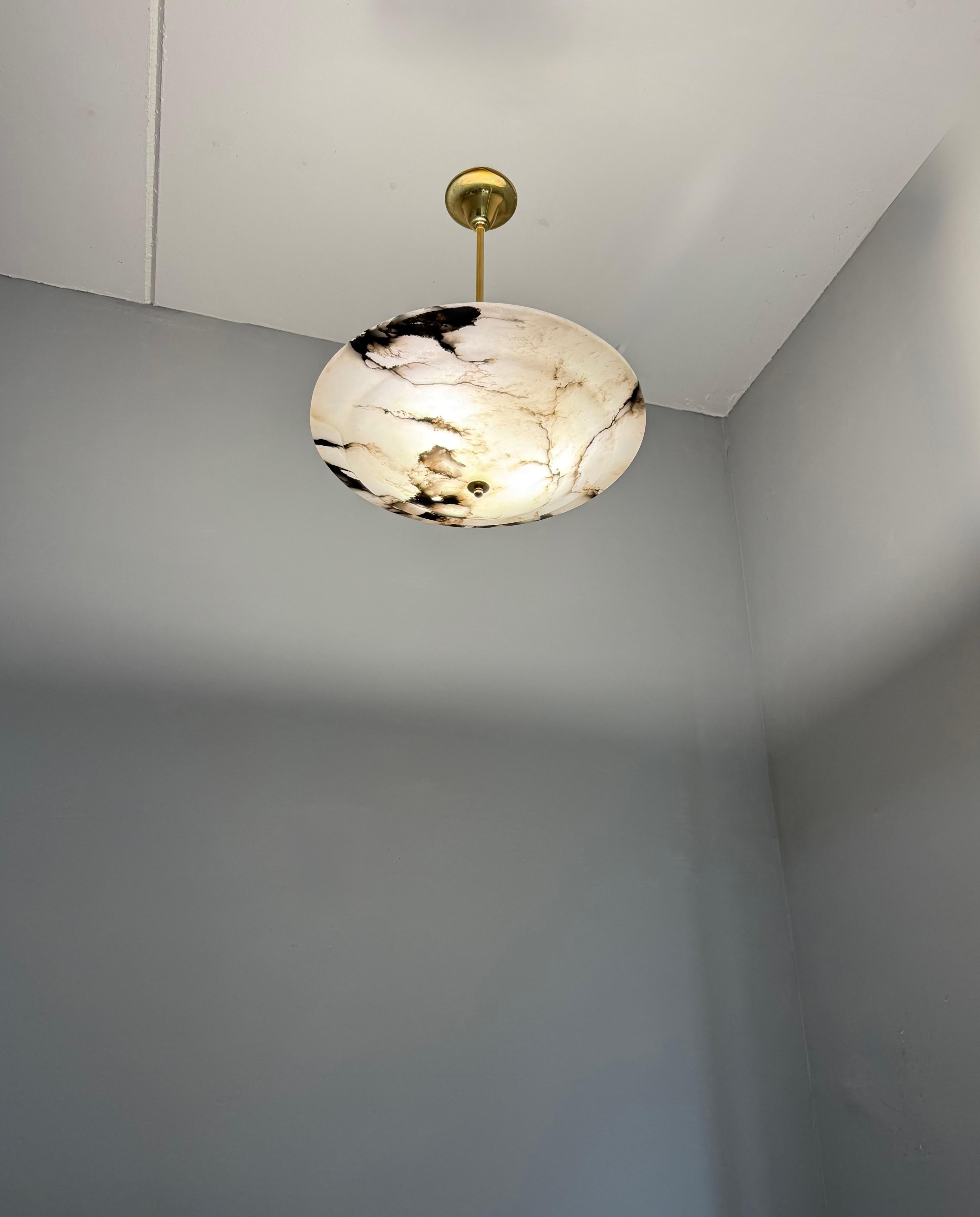 Dimensioni perfette  Ciondolo Art Deco con paralume in alabastro e stelo in bronzo, anni '20 in vendita 11