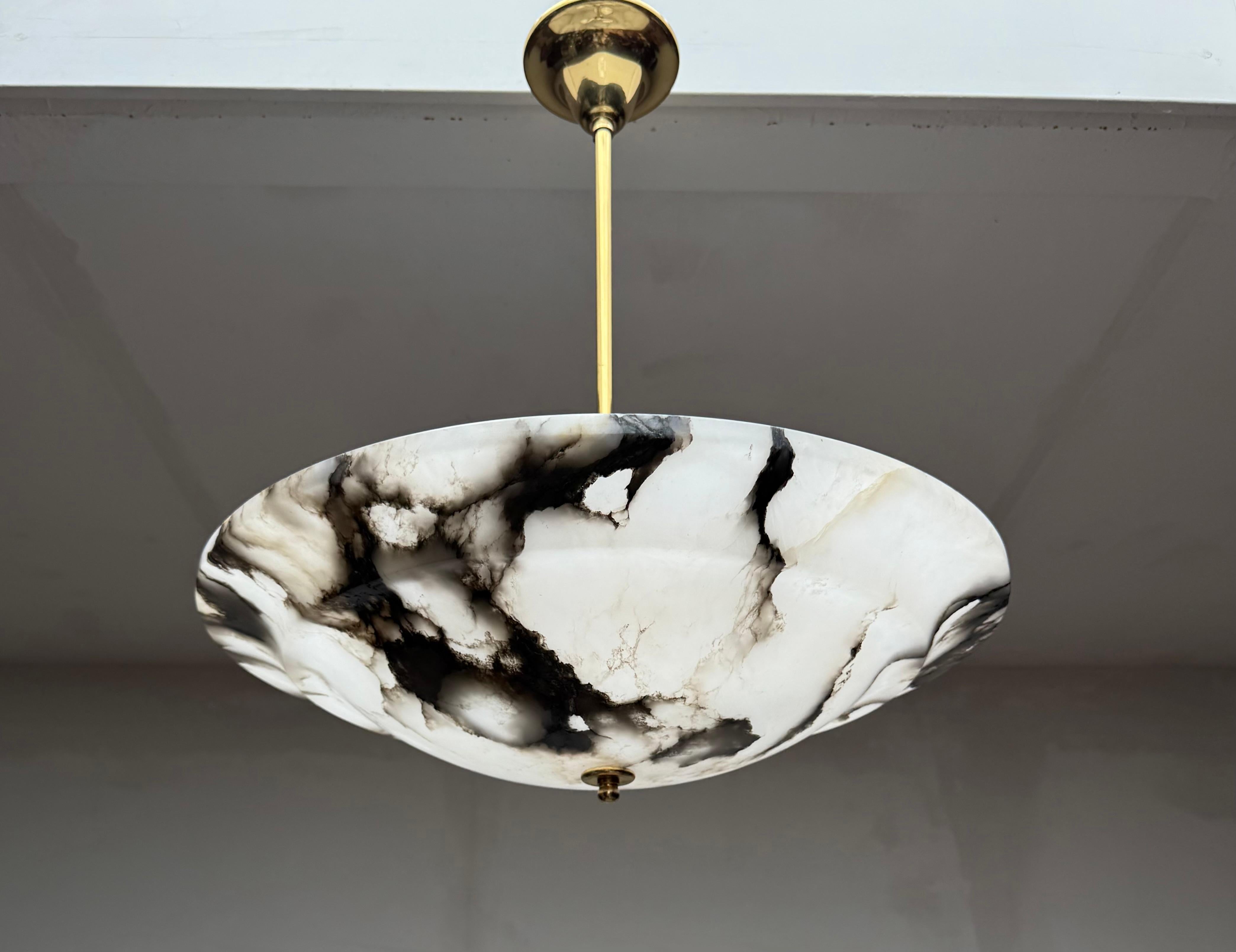 Dimensioni perfette  Ciondolo Art Deco con paralume in alabastro e stelo in bronzo, anni '20 in vendita 12