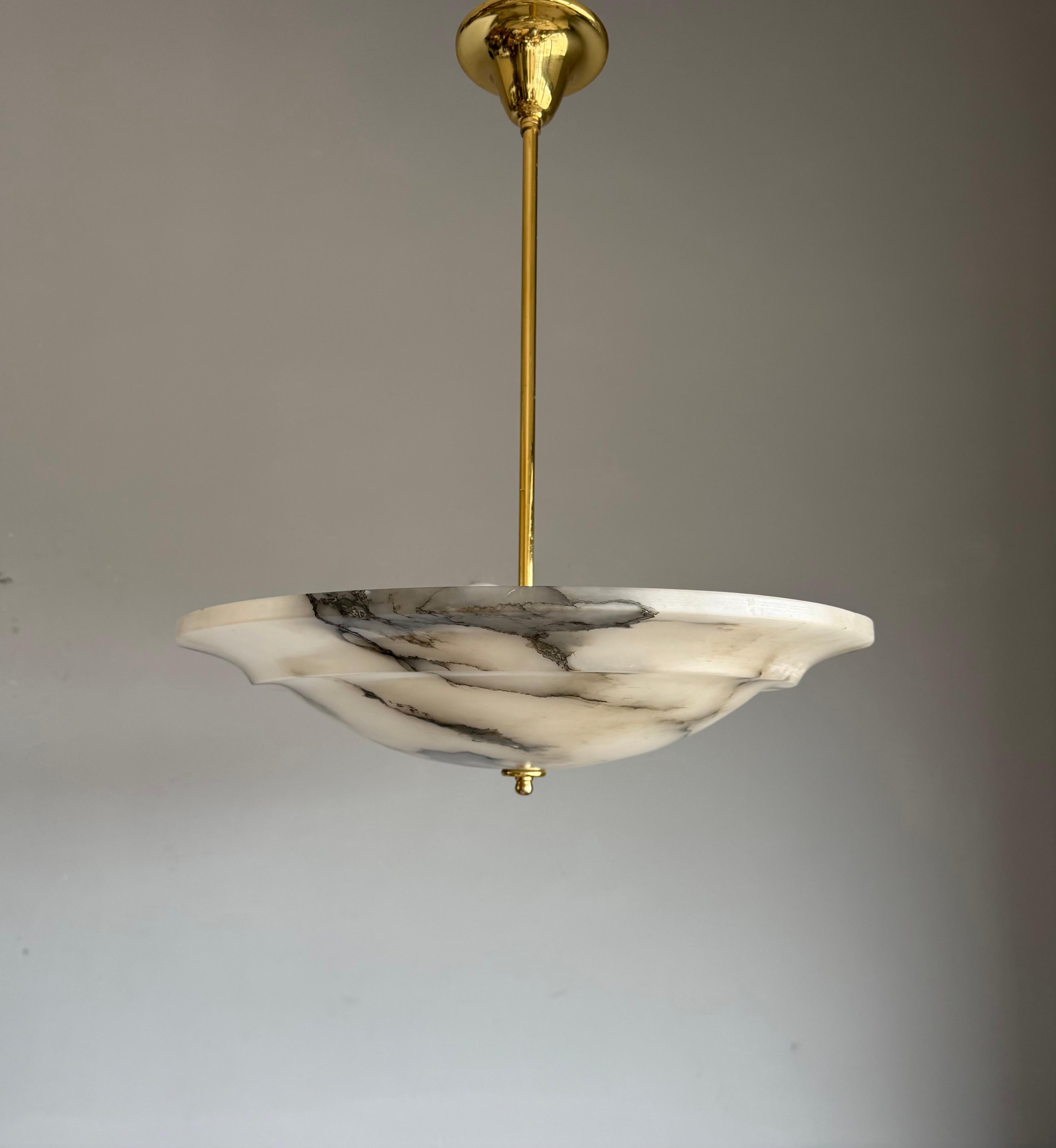Bronzato Dimensioni perfette  Ciondolo Art Deco con paralume in alabastro e stelo in bronzo, anni '20 in vendita
