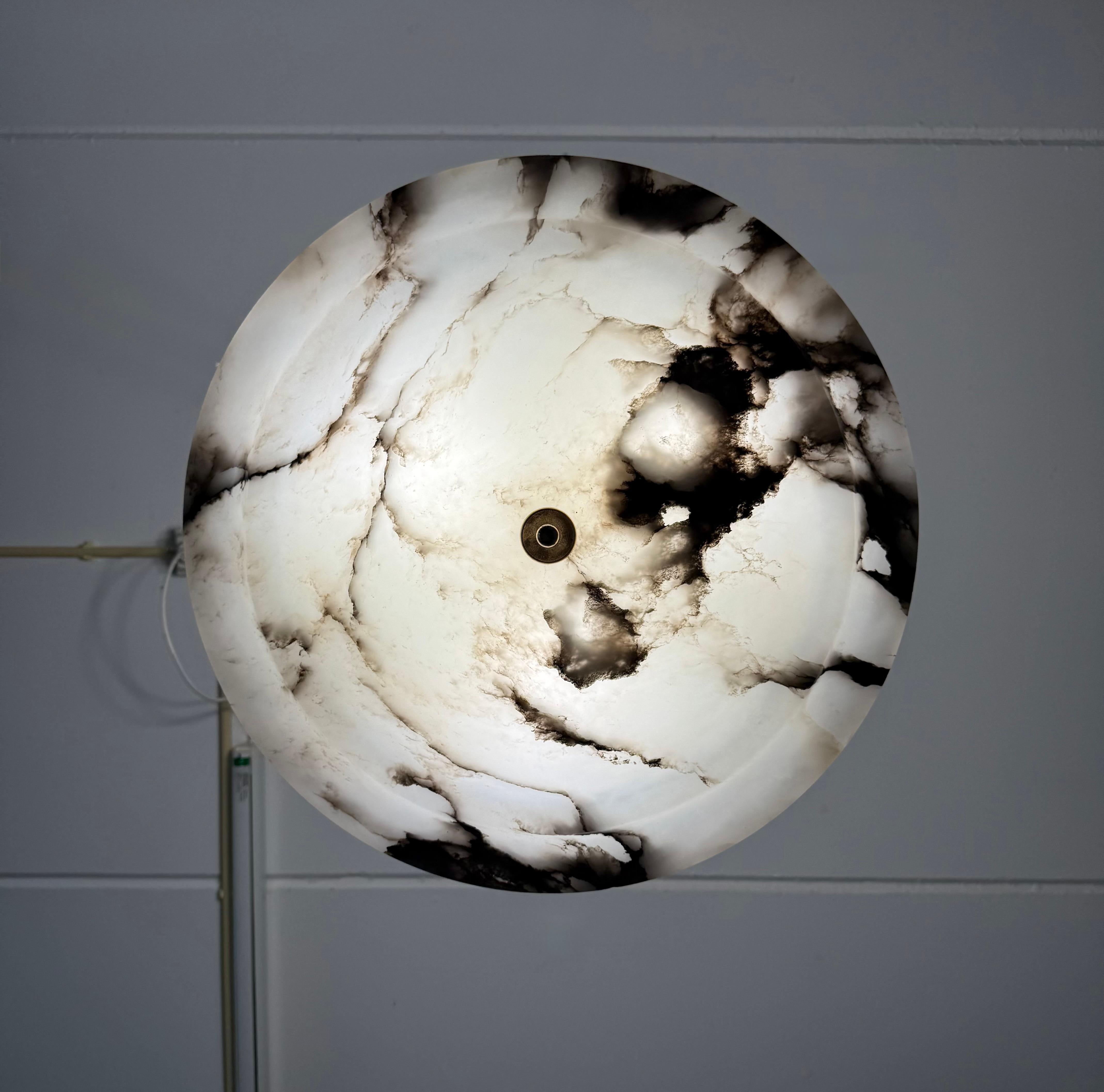 XX secolo Dimensioni perfette  Ciondolo Art Deco con paralume in alabastro e stelo in bronzo, anni '20 in vendita