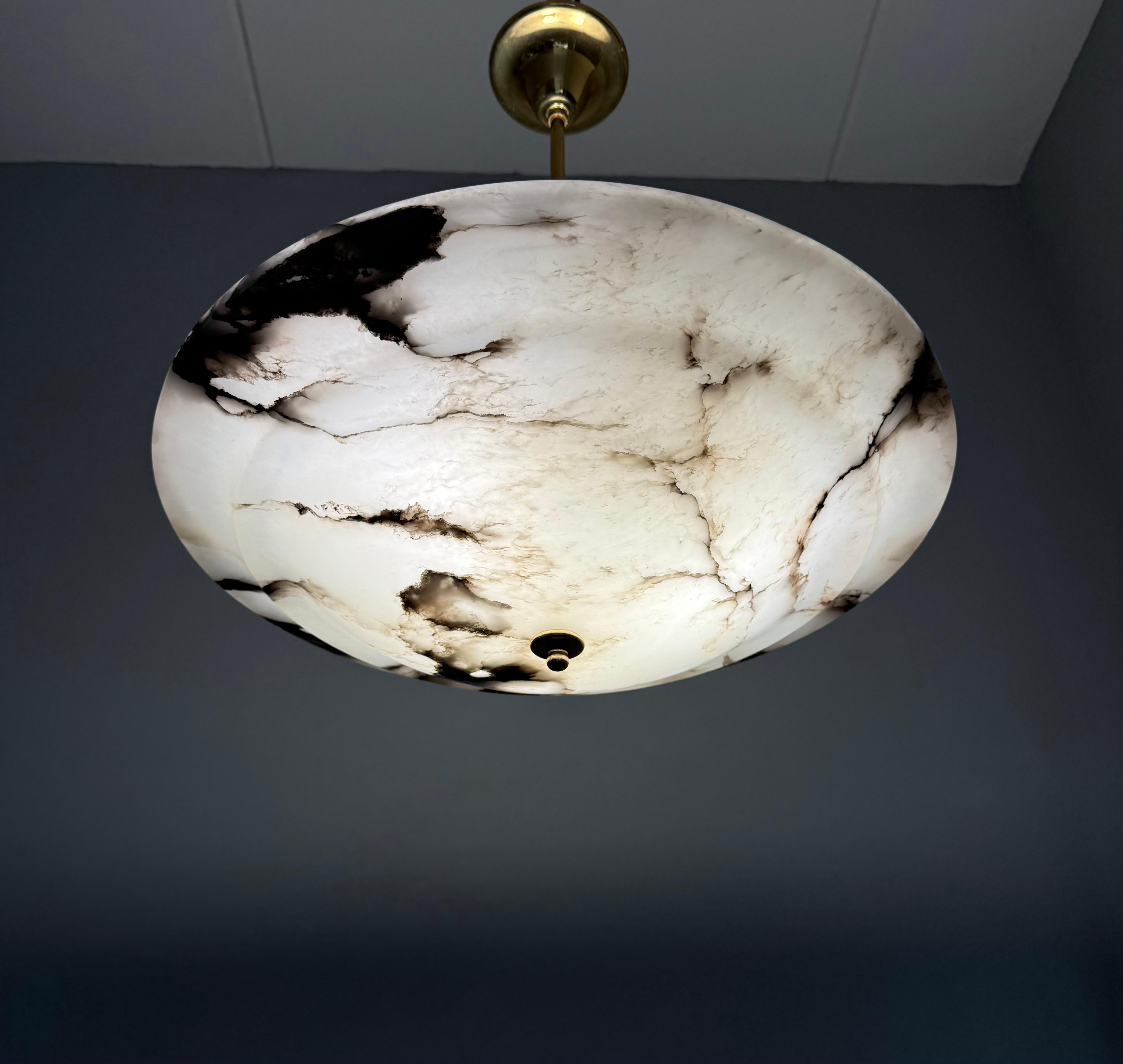Dimensioni perfette  Ciondolo Art Deco con paralume in alabastro e stelo in bronzo, anni '20 in vendita 1