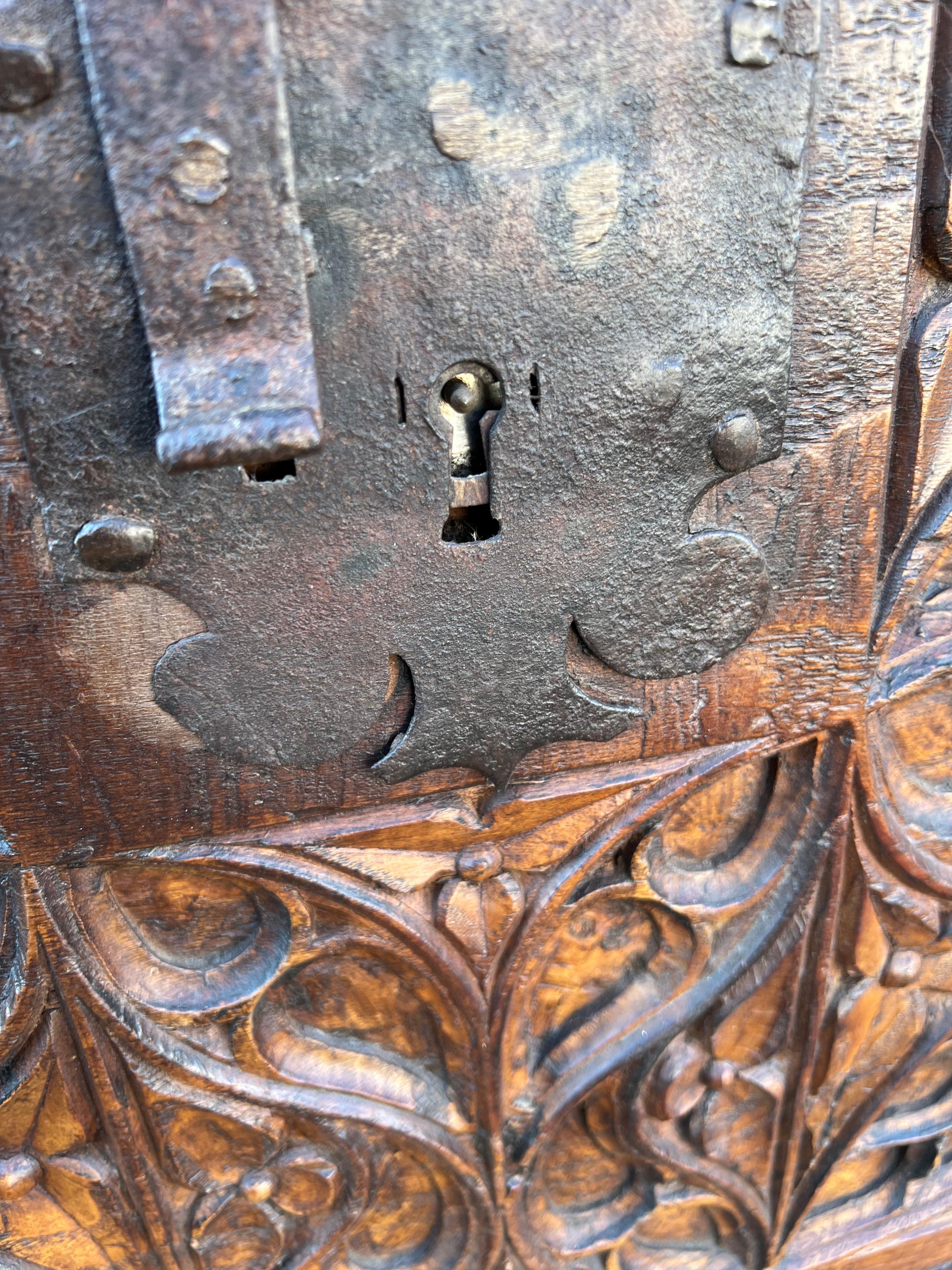 Fer forgé Superbe coffre / malle en bois d'orme sculpté à la main de style néo-gothique ancien, 1750 en vente