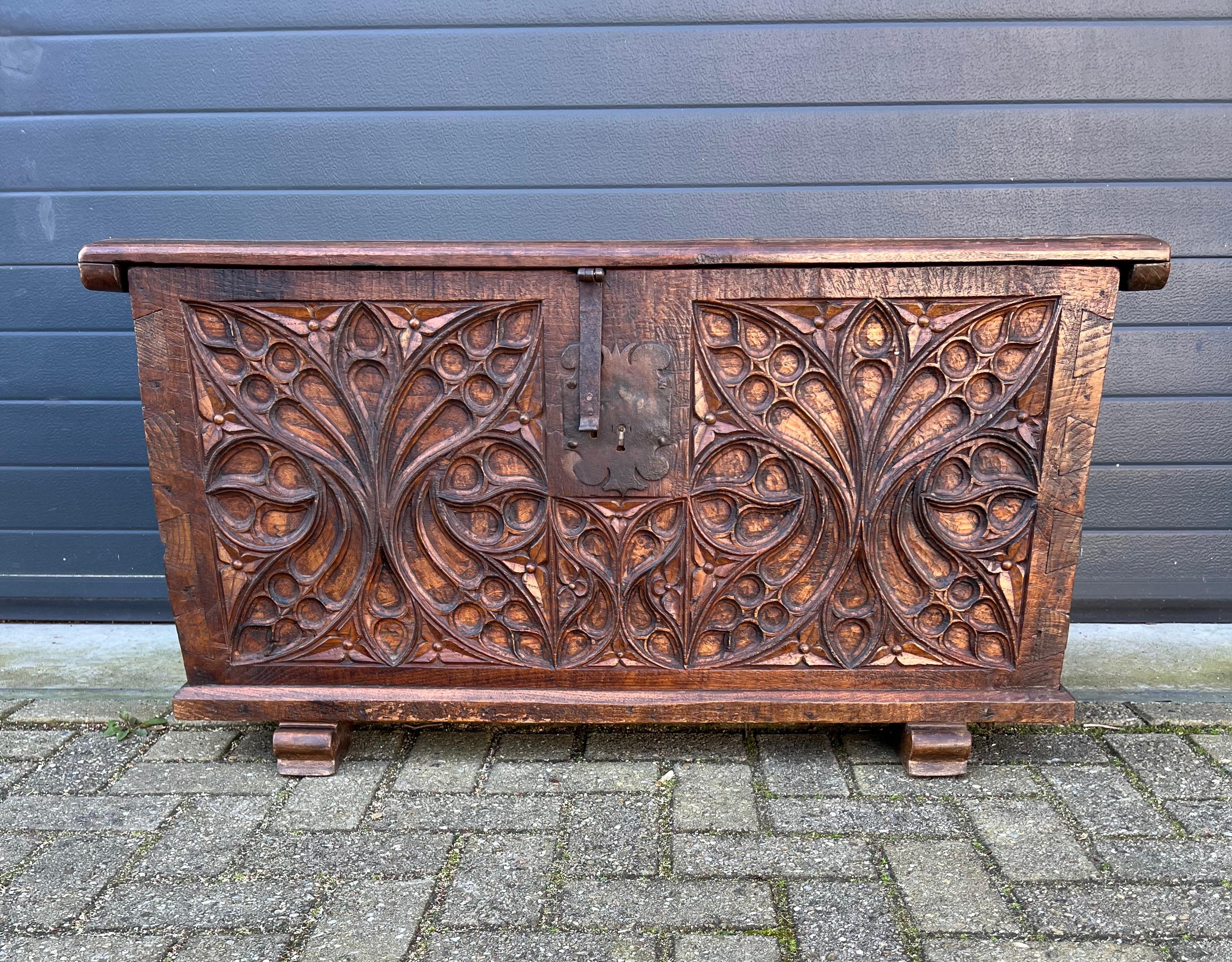 Superbe coffre / malle en bois d'orme sculpté à la main de style néo-gothique ancien, 1750 en vente 6