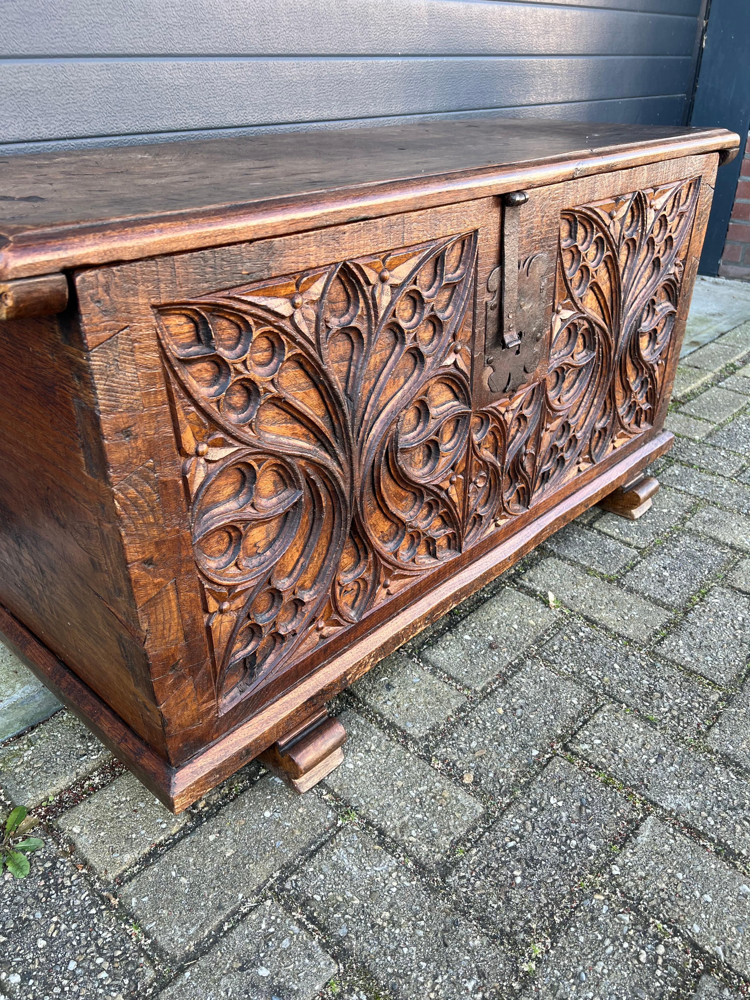 Patiné Superbe coffre / malle en bois d'orme sculpté à la main de style néo-gothique ancien, 1750 en vente