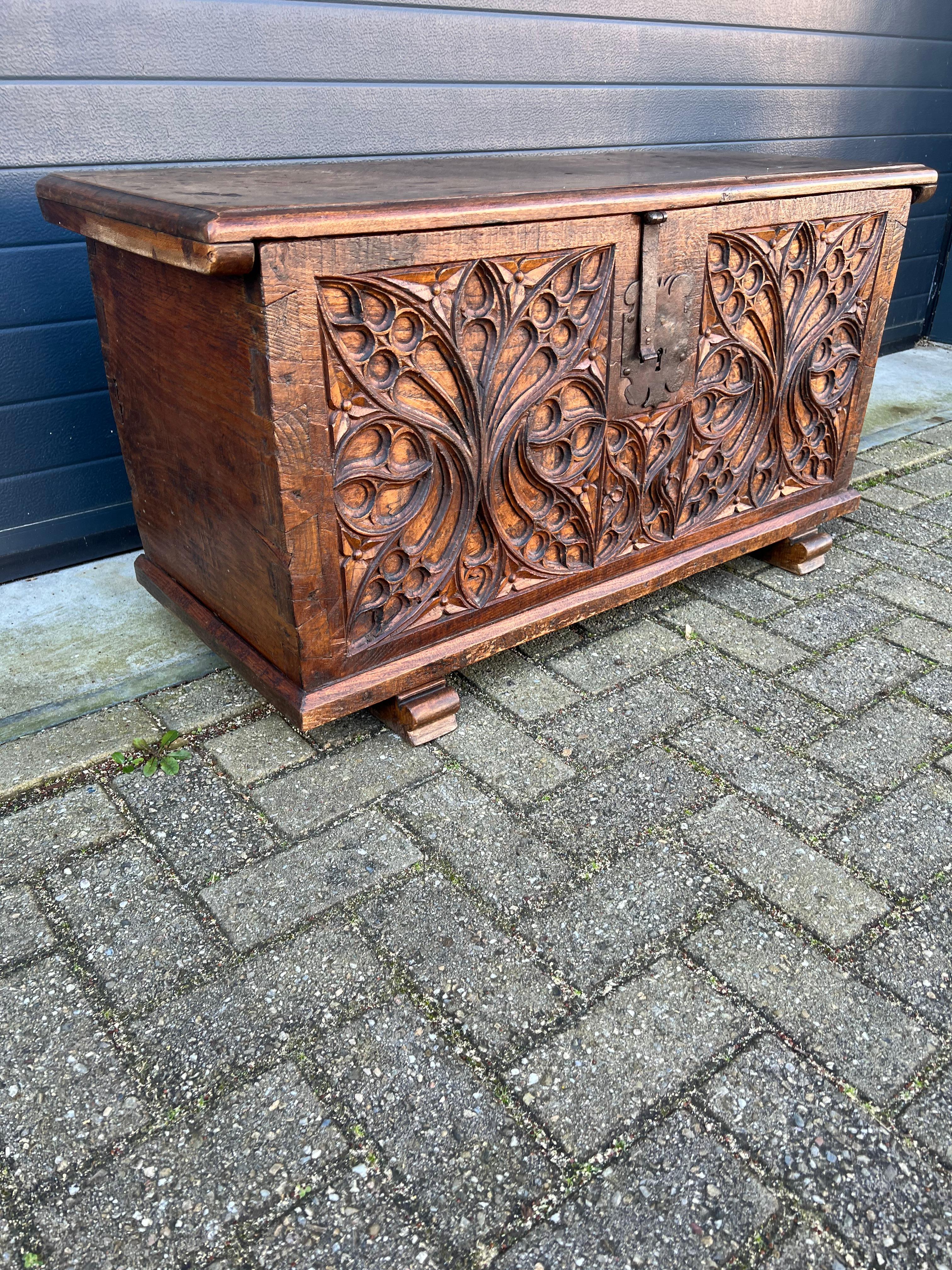 Superbe coffre / malle en bois d'orme sculpté à la main de style néo-gothique ancien, 1750 Bon état - En vente à Lisse, NL