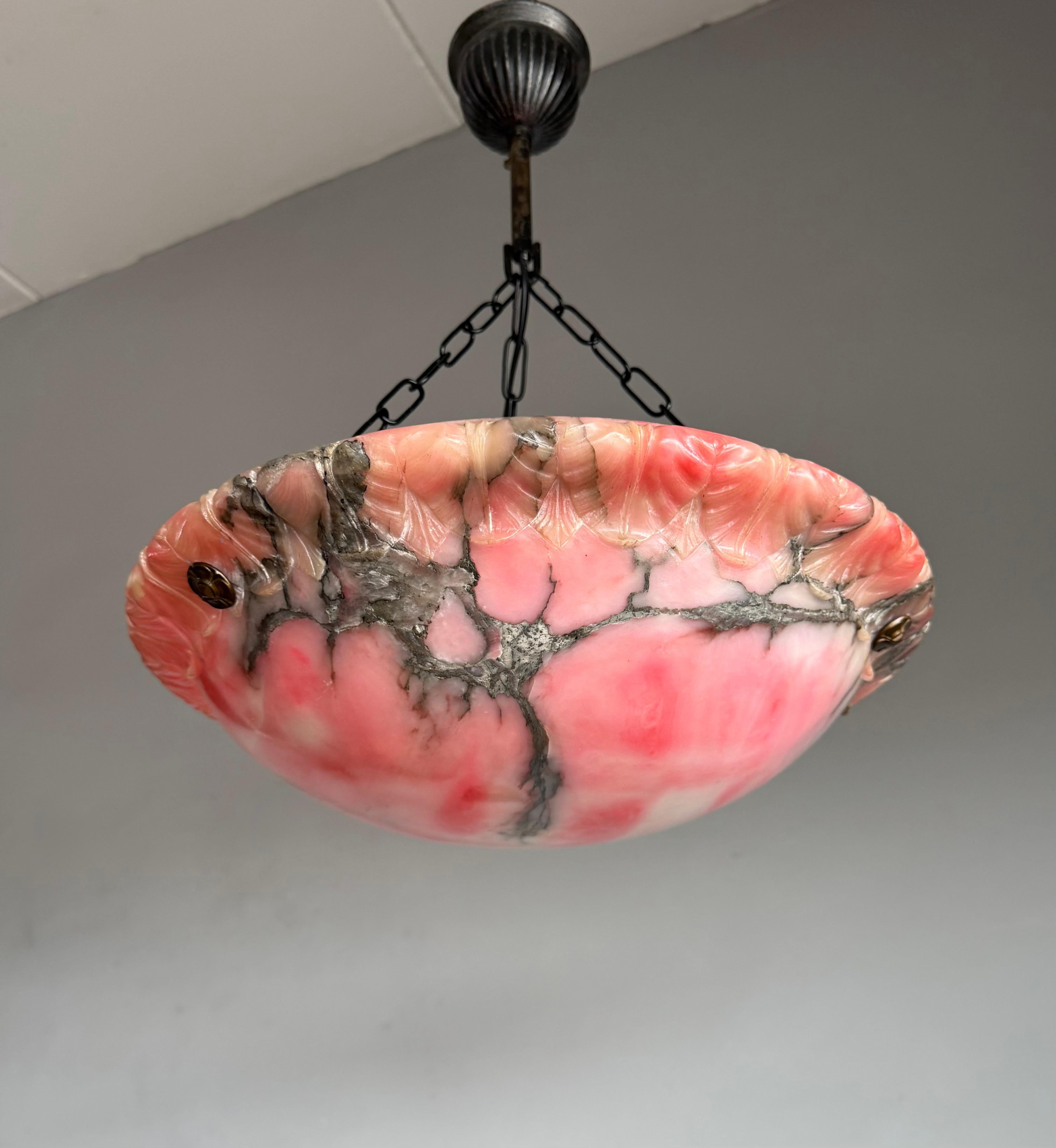 Atemberaubende und seltene Farbe,  15,7 Zoll (40 cm) im Durchmesser, handgeschnitzte Alabaster-Hängeleuchte aus der Zeit des Arts and Crafts.

Es gibt Leuchten, die einen sofort in ihren Bann ziehen, und diese Alabaster-Deckenleuchte ist zweifellos