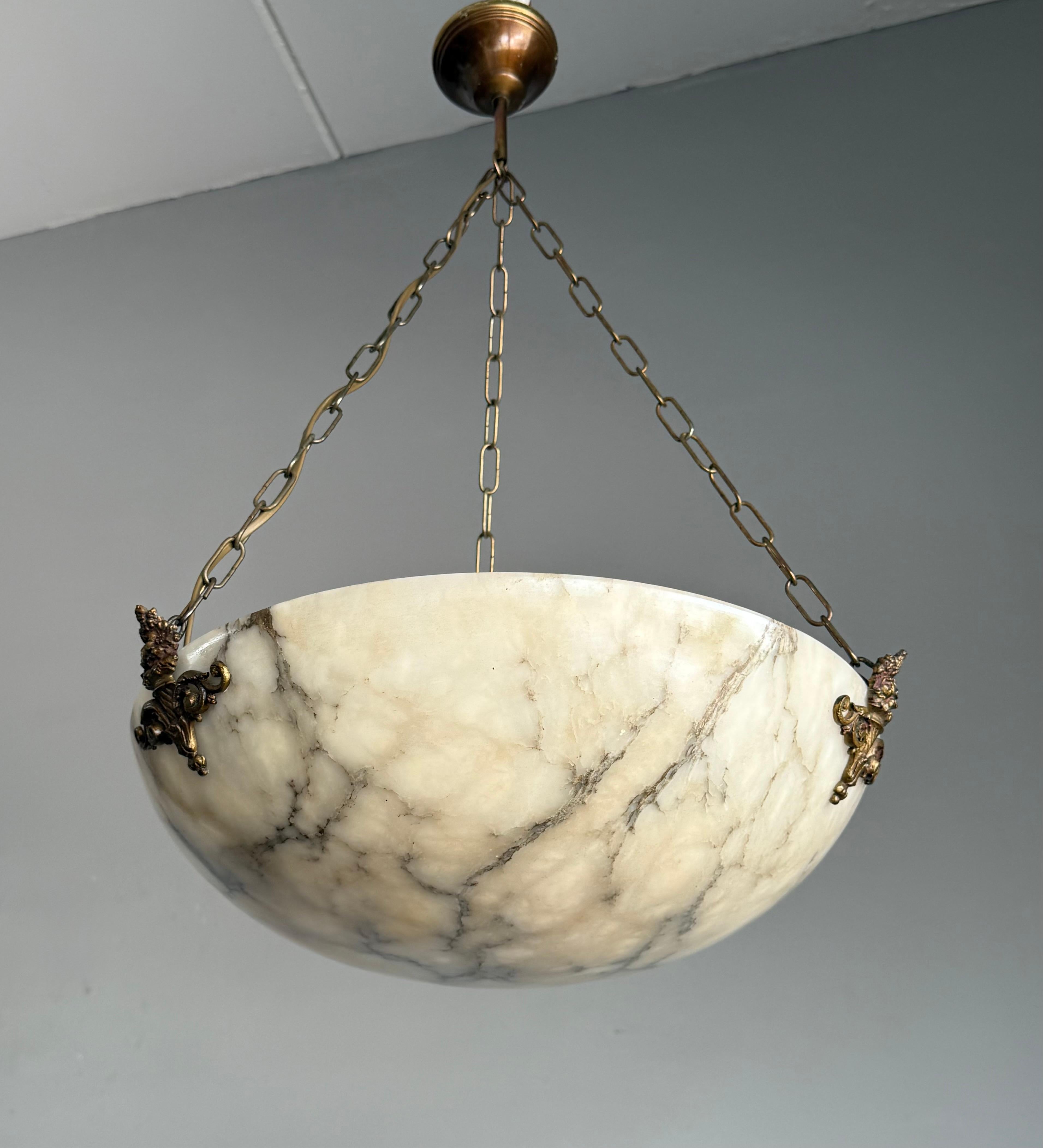 Dimensioni perfette, lampadario a sospensione in alabastro antico bianco e nero senza tempo e senza menta in vendita 3