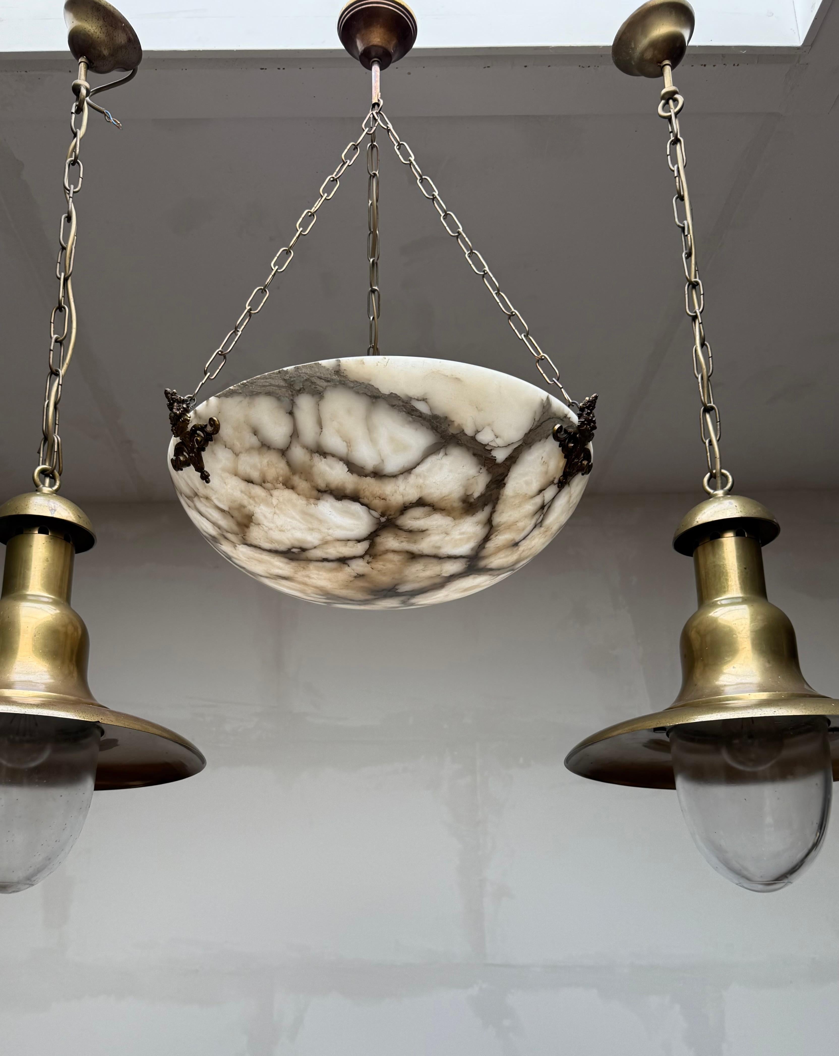 Dimensioni perfette, lampadario a sospensione in alabastro antico bianco e nero senza tempo e senza menta in vendita 6