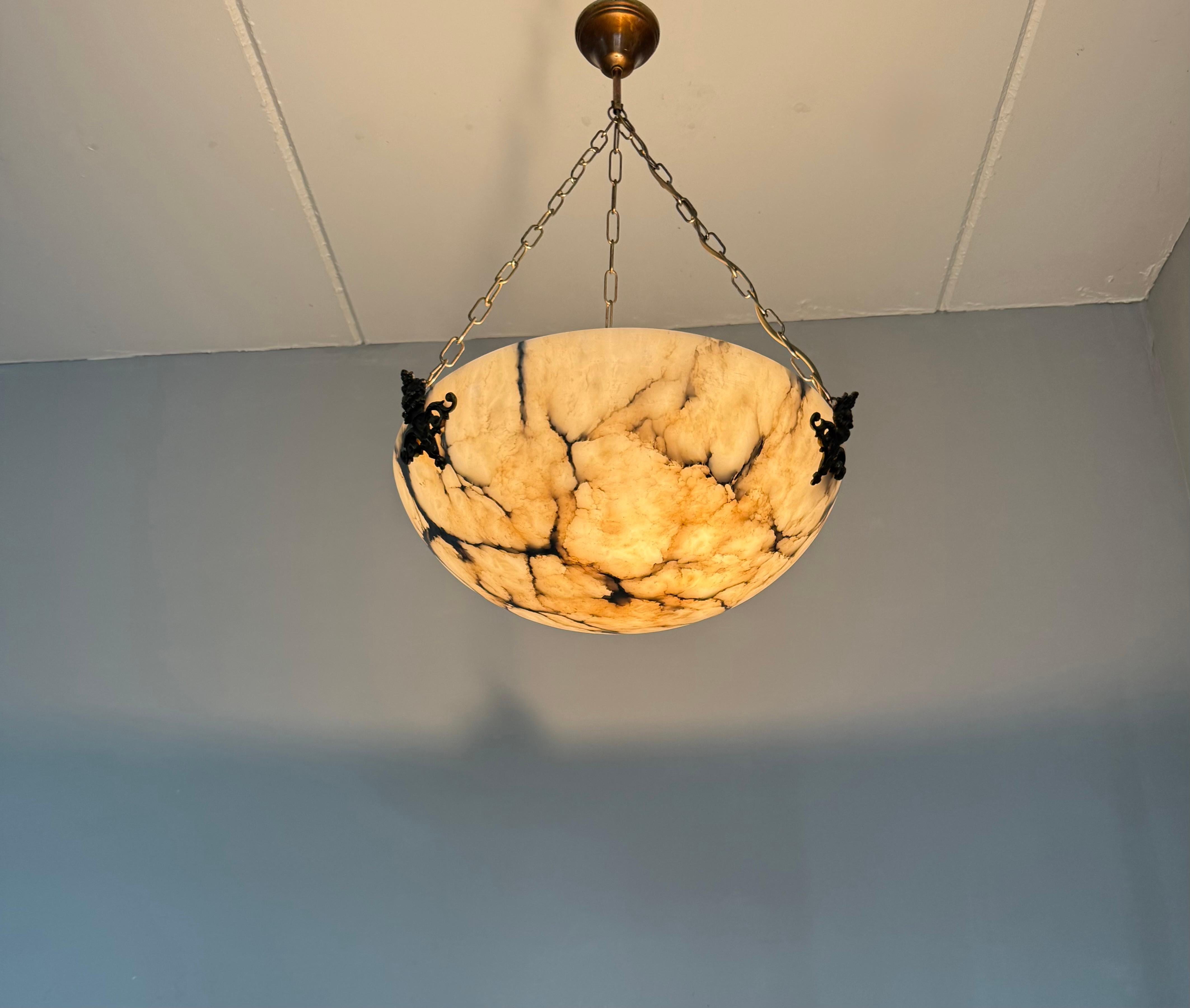 Dimensioni perfette, lampadario a sospensione in alabastro antico bianco e nero senza tempo e senza menta in vendita 7