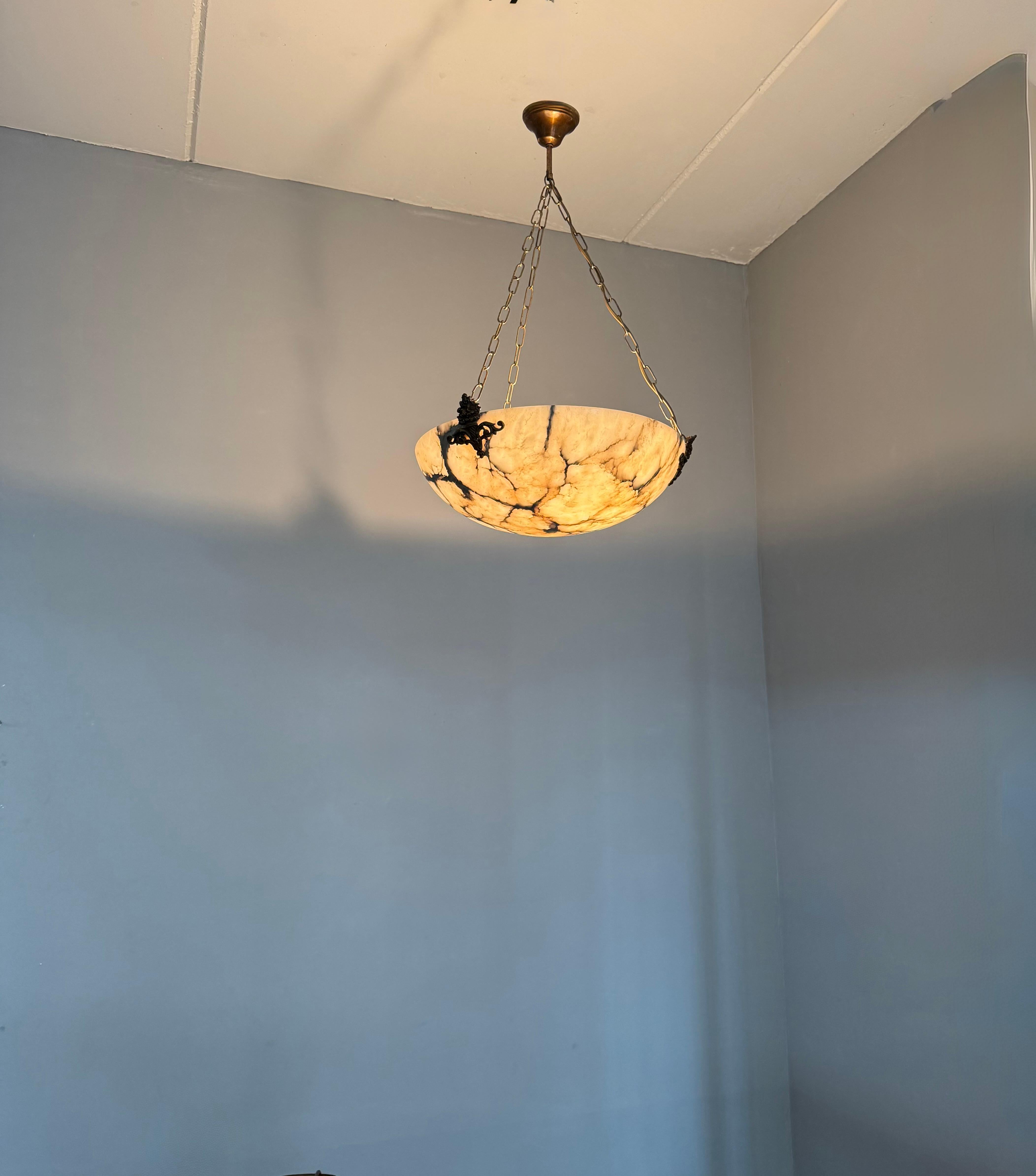Dimensioni perfette, lampadario a sospensione in alabastro antico bianco e nero senza tempo e senza menta in vendita 9