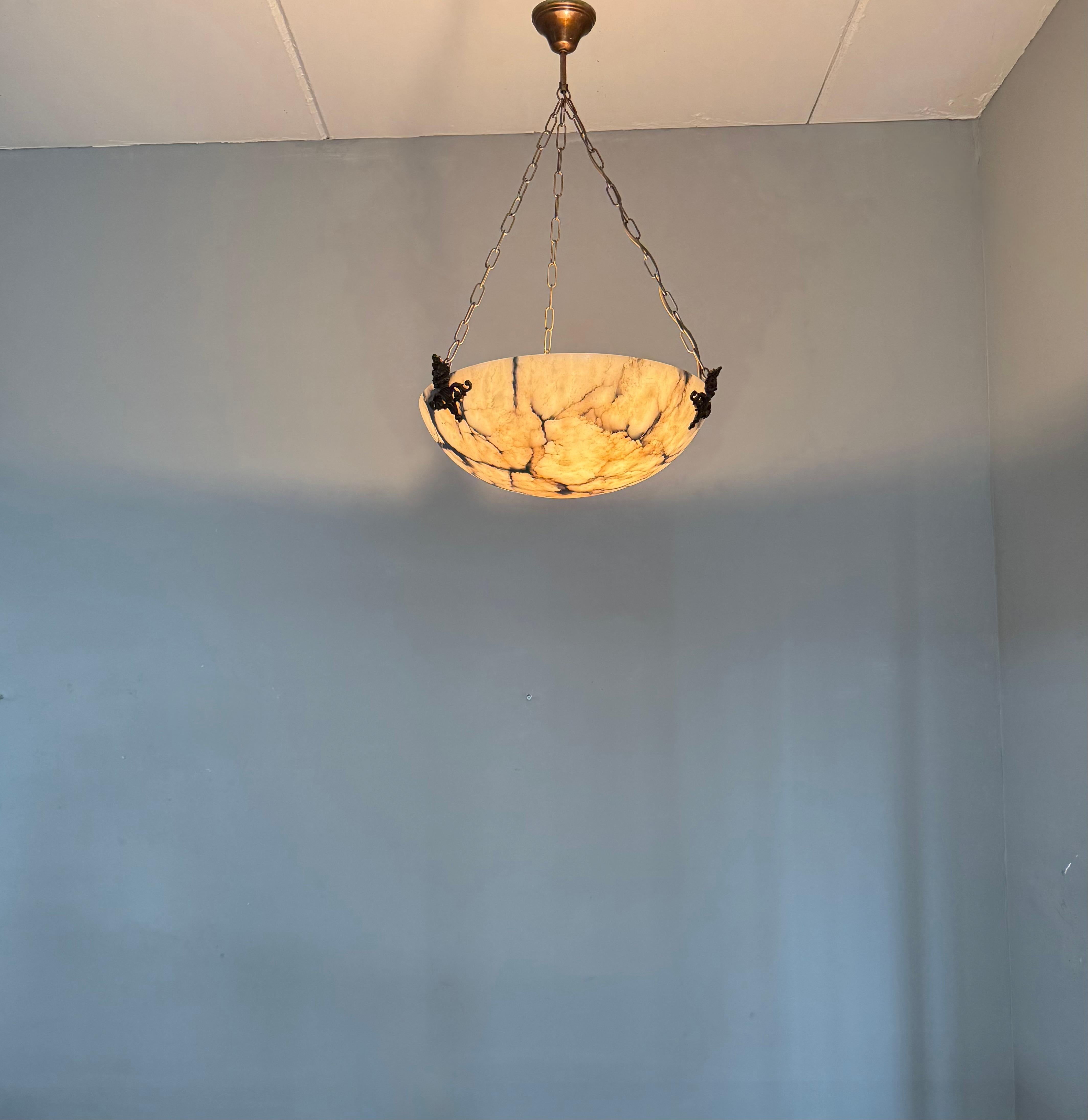Dimensioni perfette, lampadario a sospensione in alabastro antico bianco e nero senza tempo e senza menta in vendita 10