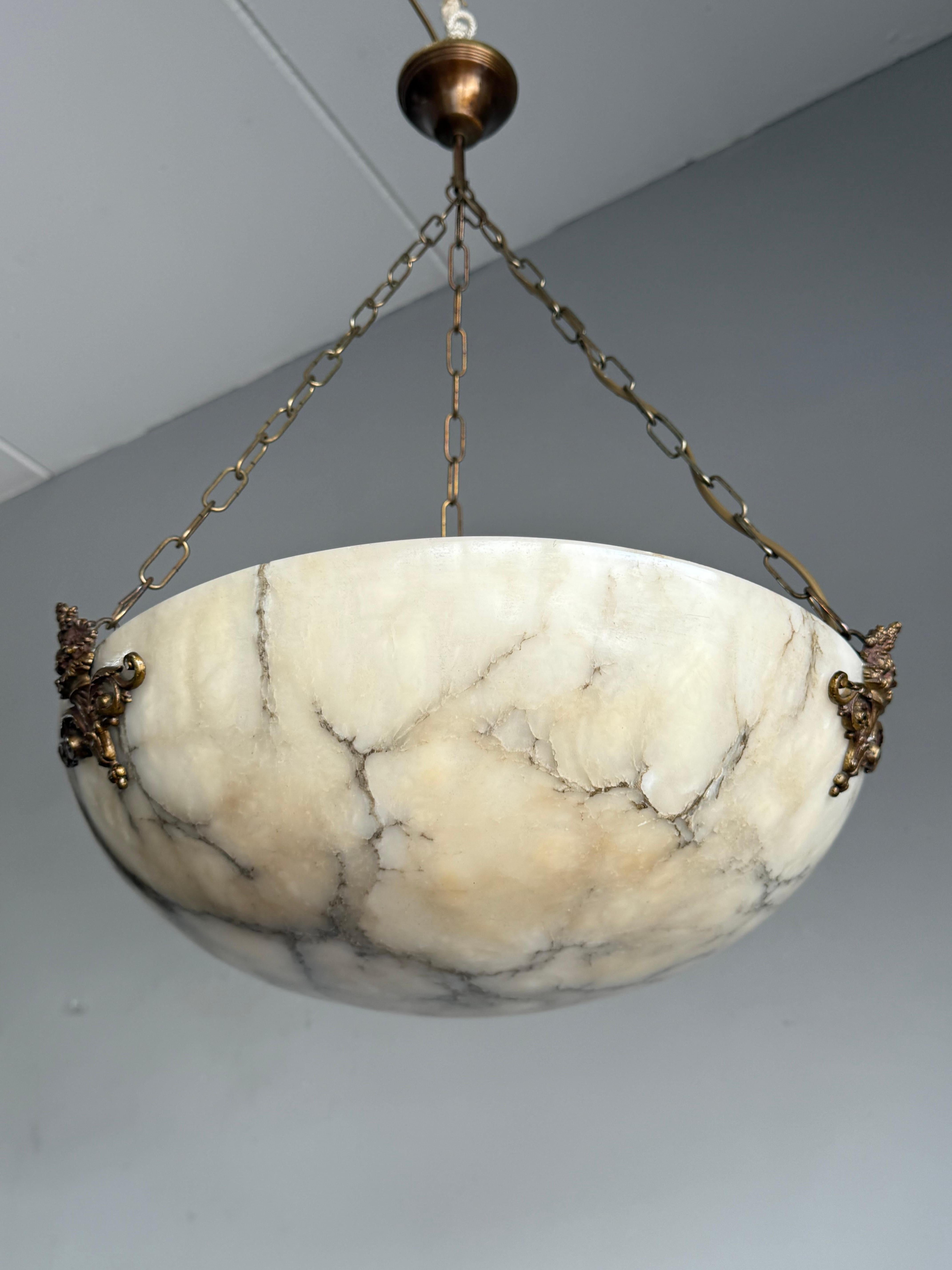 Lampadario in alabastro intagliato a mano con suggestive venature naturali e montature in bronzo dorato.

Grazie alle sue buone dimensioni, alle sue ottime condizioni e al suo design senza tempo, anche questo lampadario a 1 luce in alabastro è