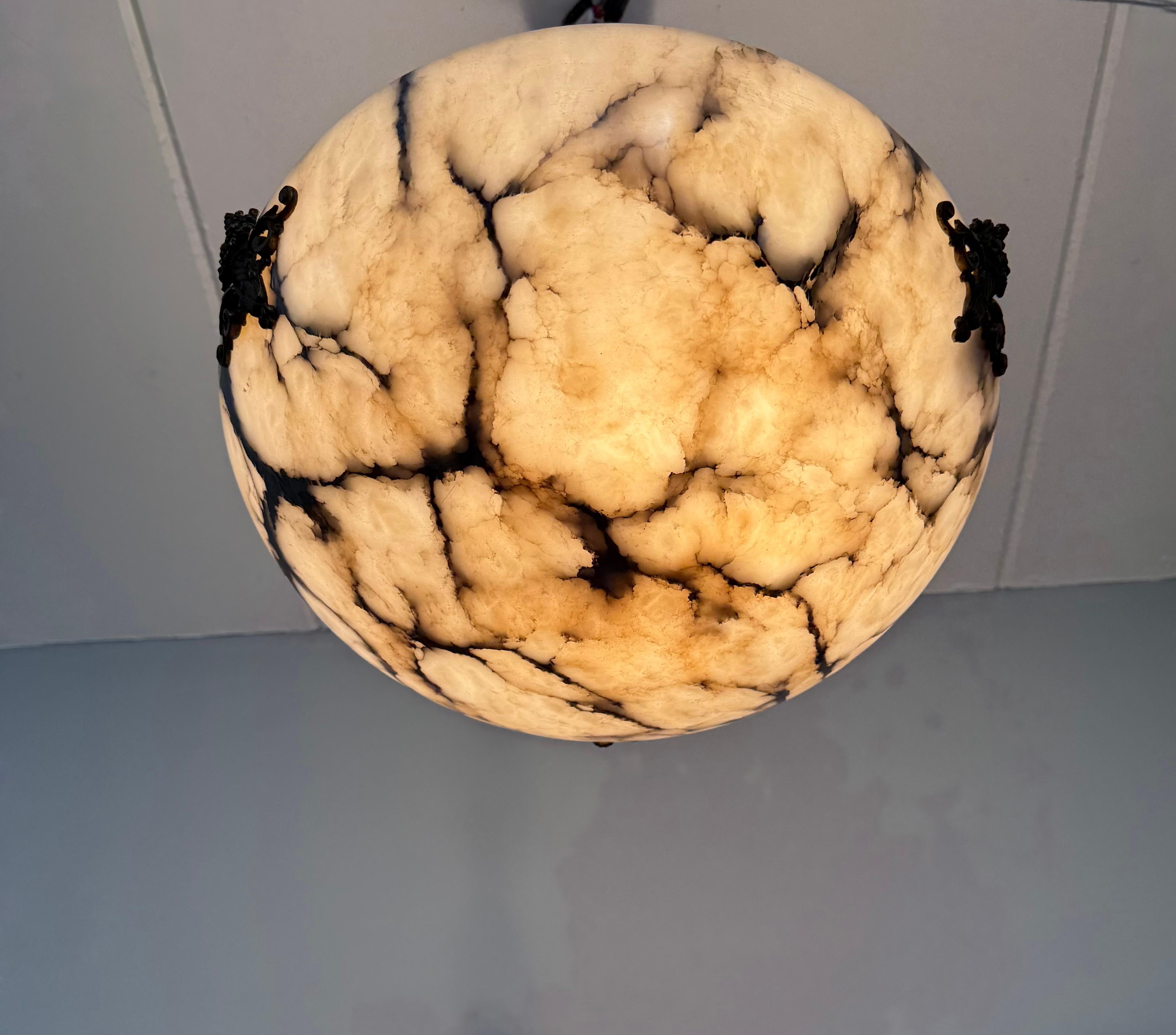 Dimensioni perfette, lampadario a sospensione in alabastro antico bianco e nero senza tempo e senza menta in vendita 12
