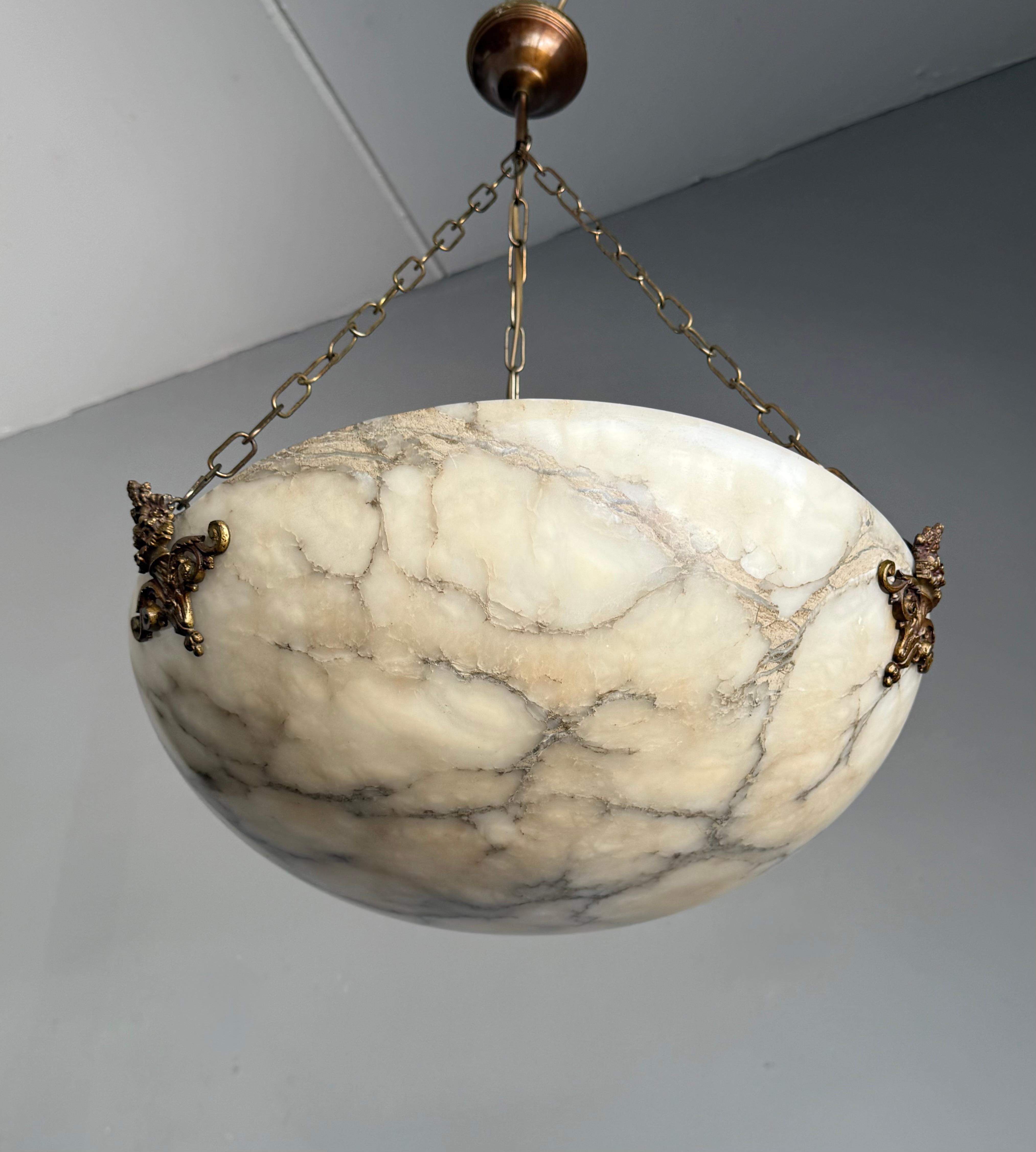 Art Déco Dimensioni perfette, lampadario a sospensione in alabastro antico bianco e nero senza tempo e senza menta in vendita