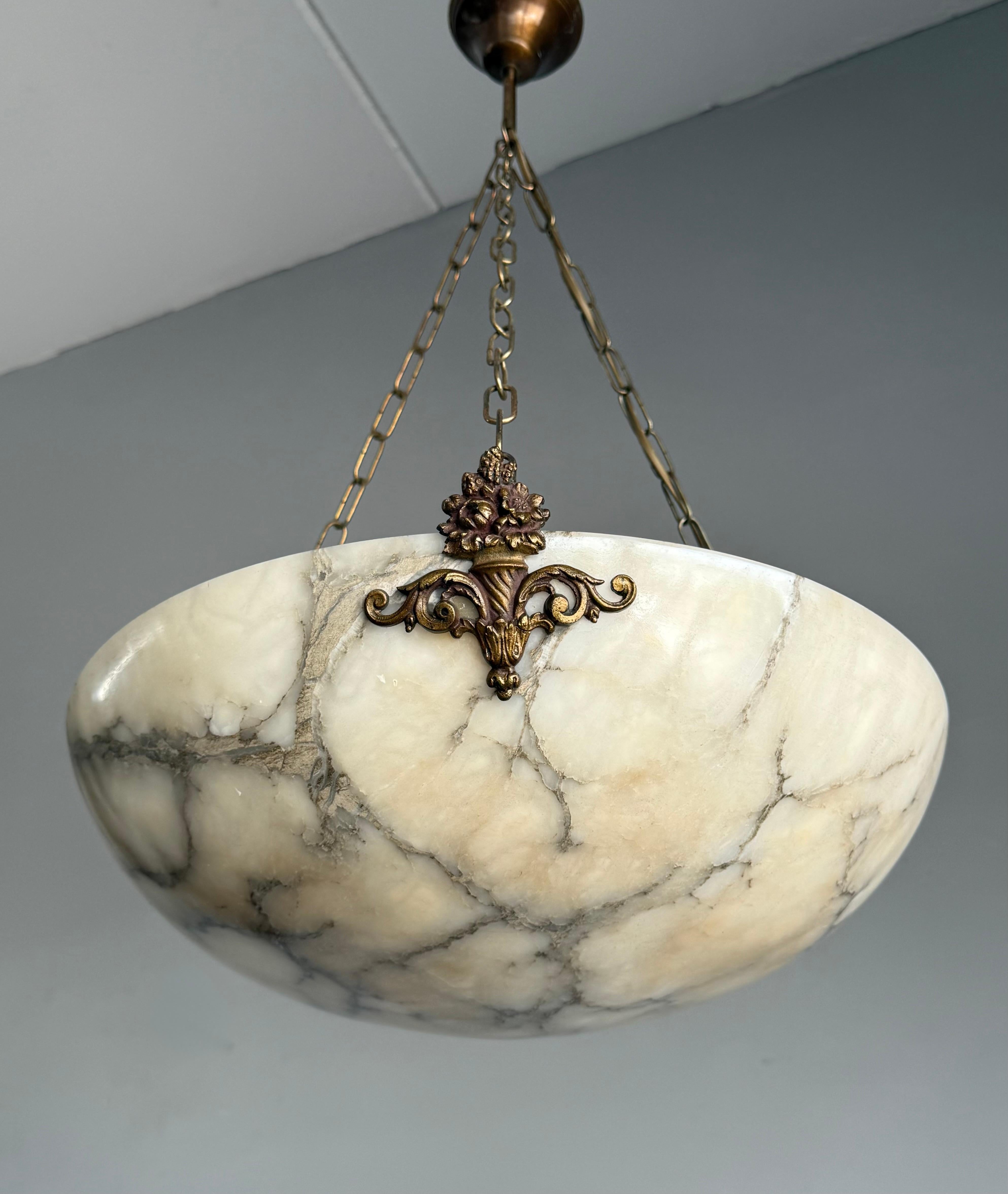 Europeo Dimensioni perfette, lampadario a sospensione in alabastro antico bianco e nero senza tempo e senza menta in vendita