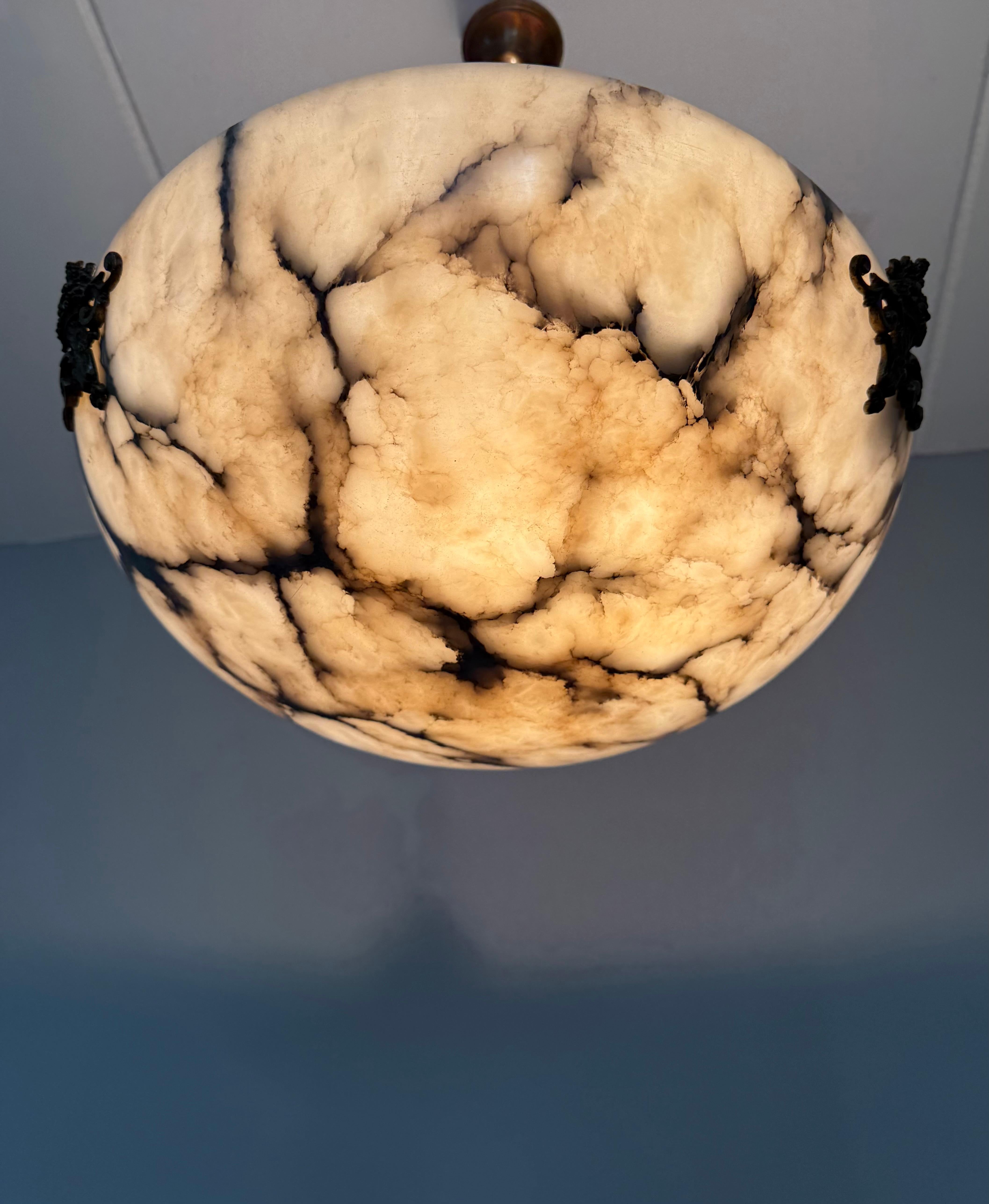 Dimensioni perfette, lampadario a sospensione in alabastro antico bianco e nero senza tempo e senza menta In condizioni ottime in vendita a Lisse, NL