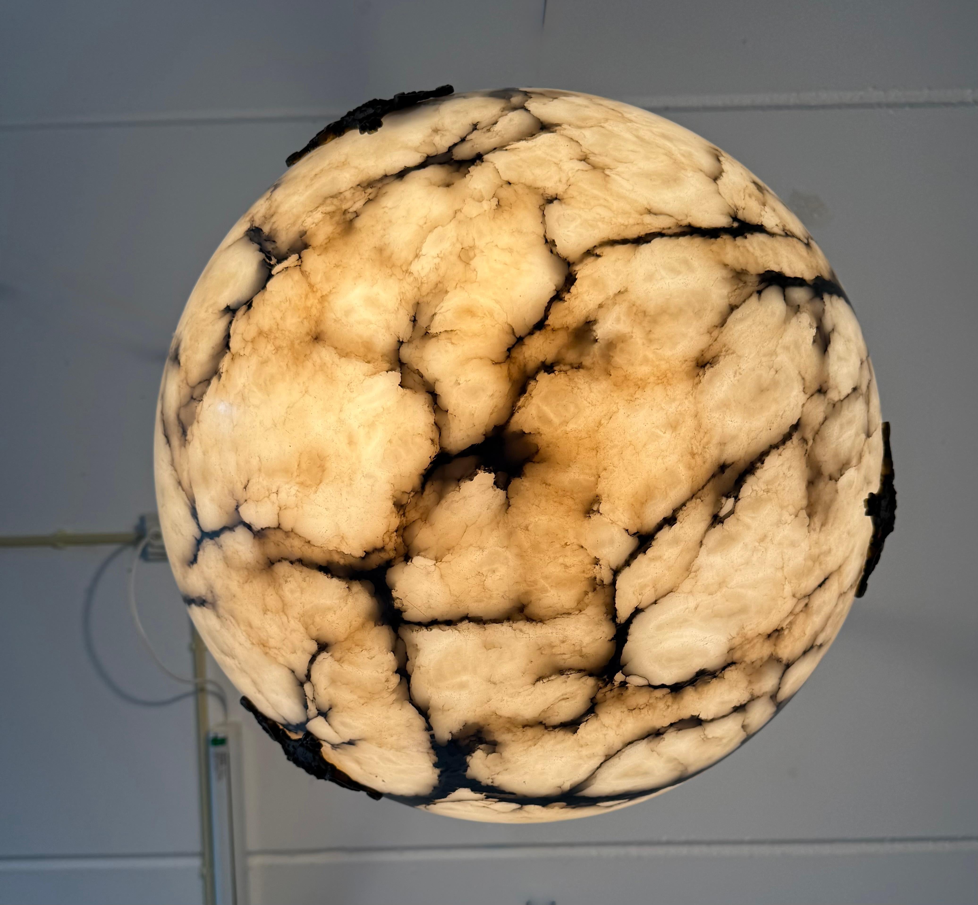 XX secolo Dimensioni perfette, lampadario a sospensione in alabastro antico bianco e nero senza tempo e senza menta in vendita