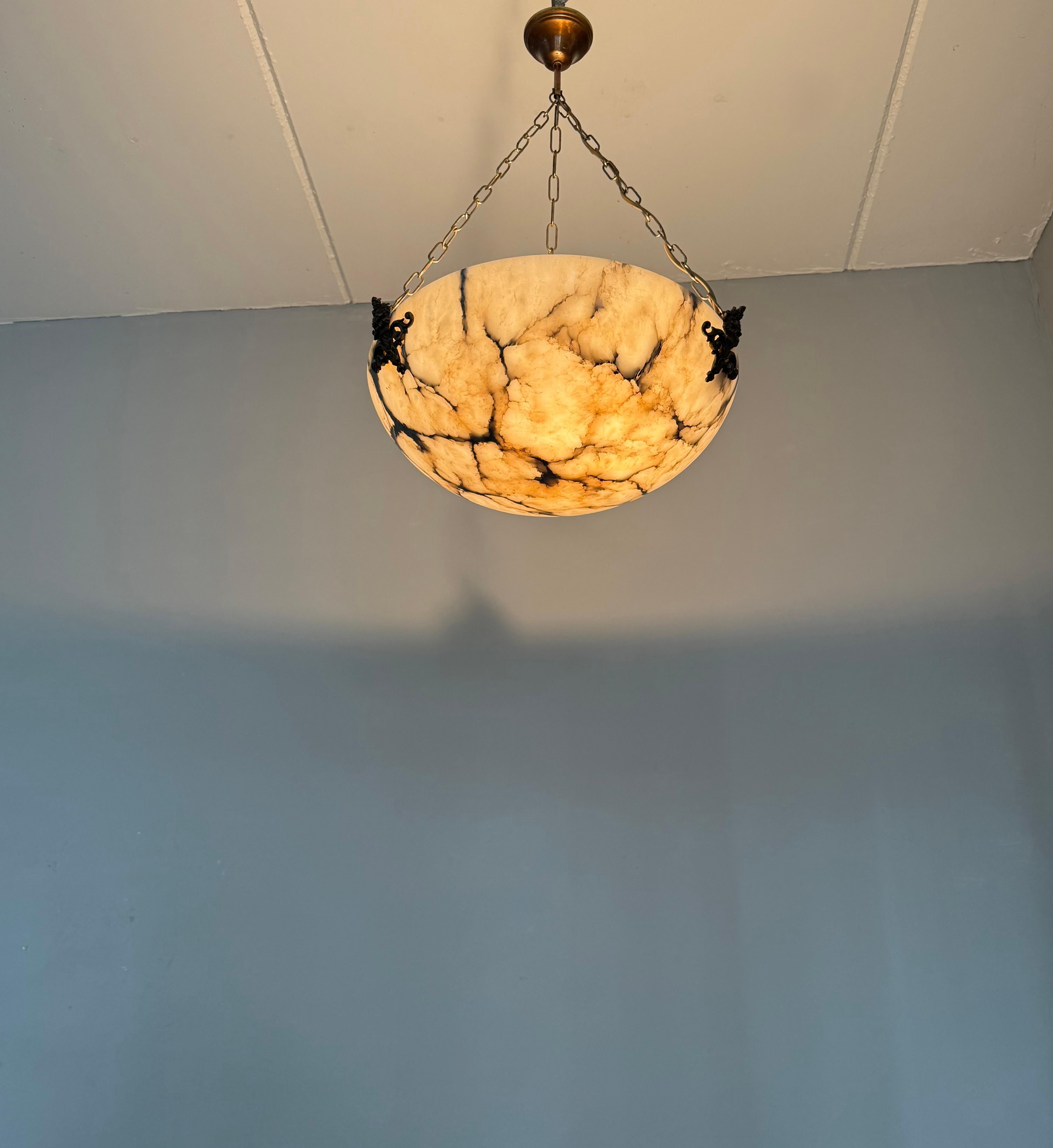 Metallo Dimensioni perfette, lampadario a sospensione in alabastro antico bianco e nero senza tempo e senza menta in vendita