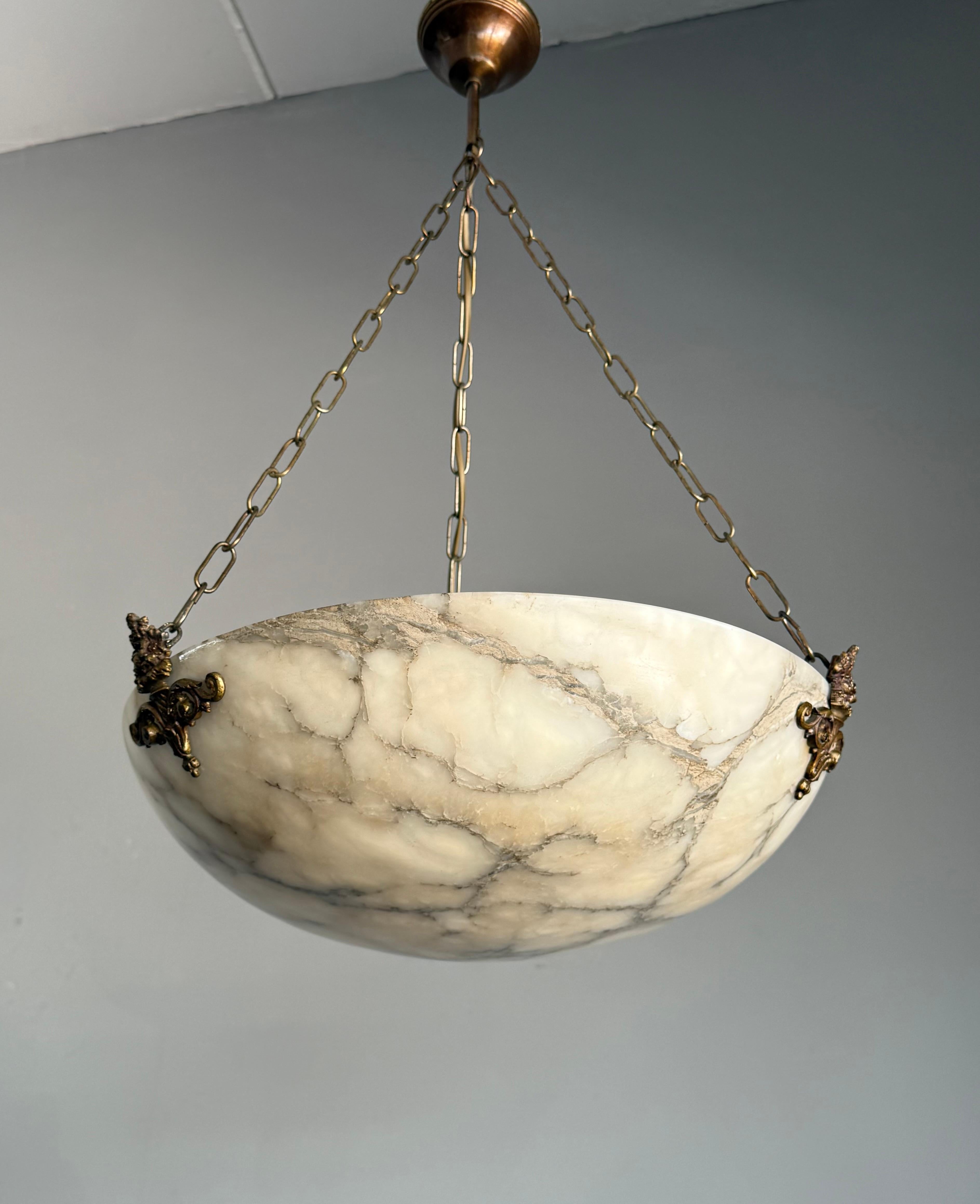 Dimensioni perfette, lampadario a sospensione in alabastro antico bianco e nero senza tempo e senza menta in vendita 1