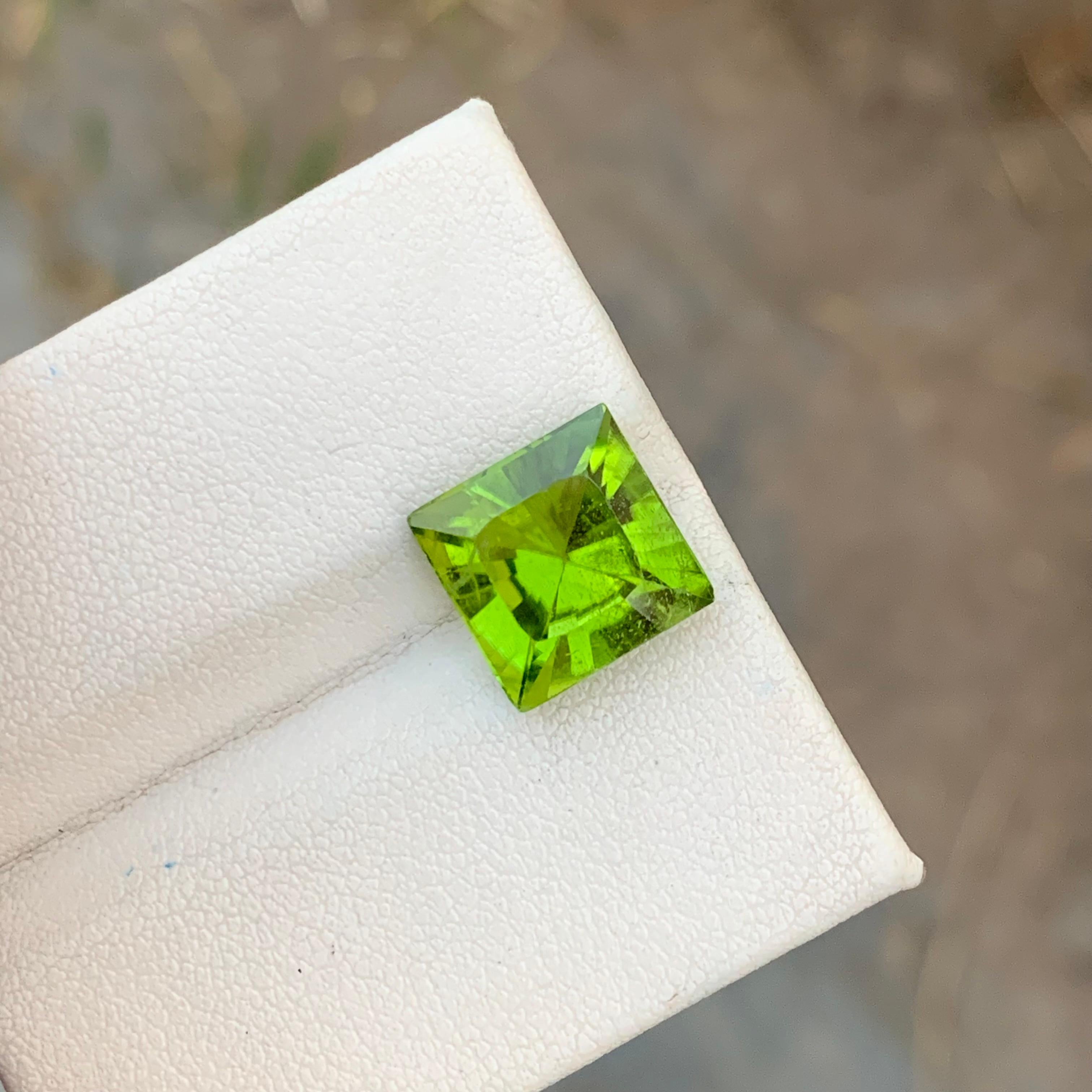 Perfect Square 7.00 Carats Apple Green Peridot Gem For Jewellery Making  For Sale 4