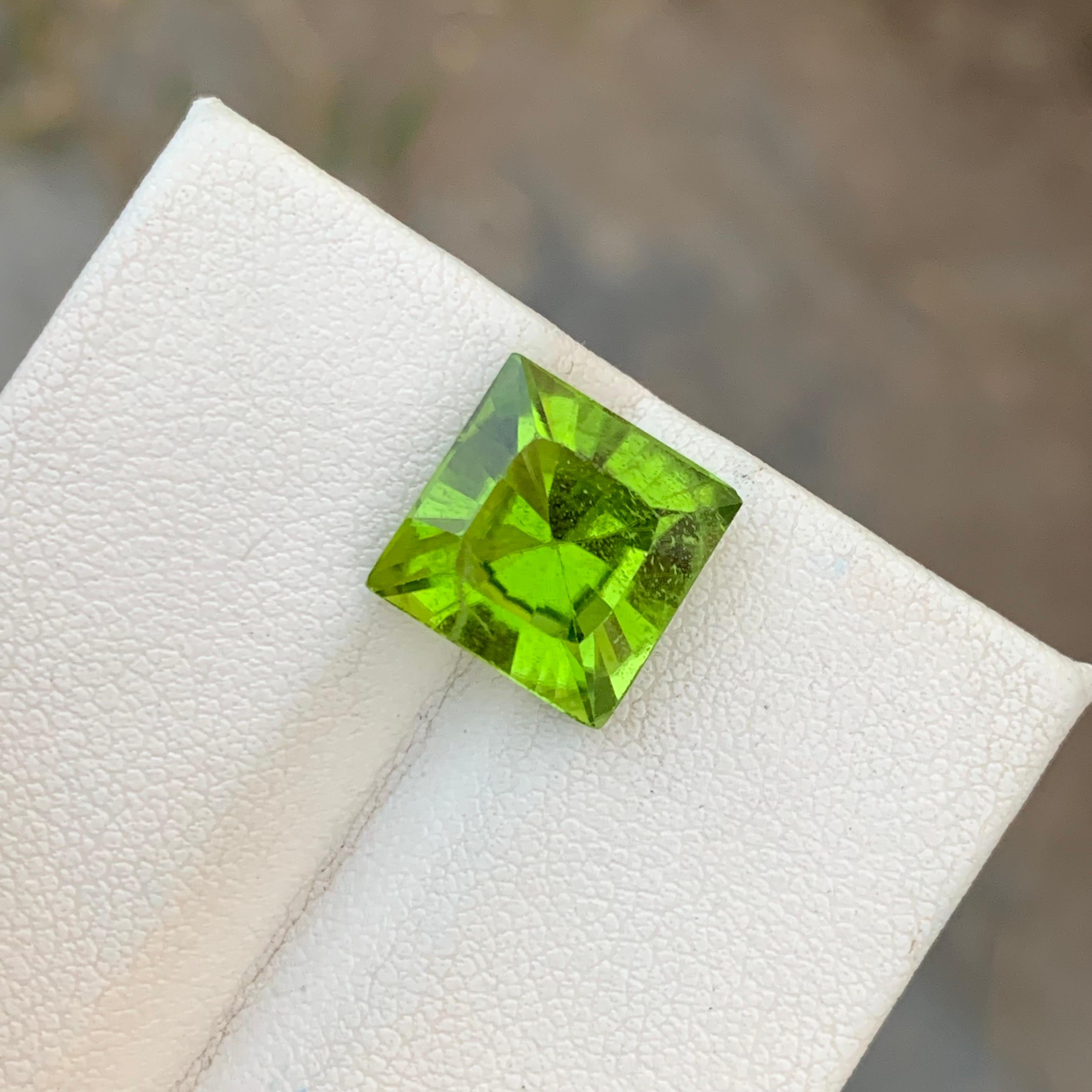 Perfect Square 7.00 Carats Apple Green Peridot Gem For Jewellery Making  For Sale 5