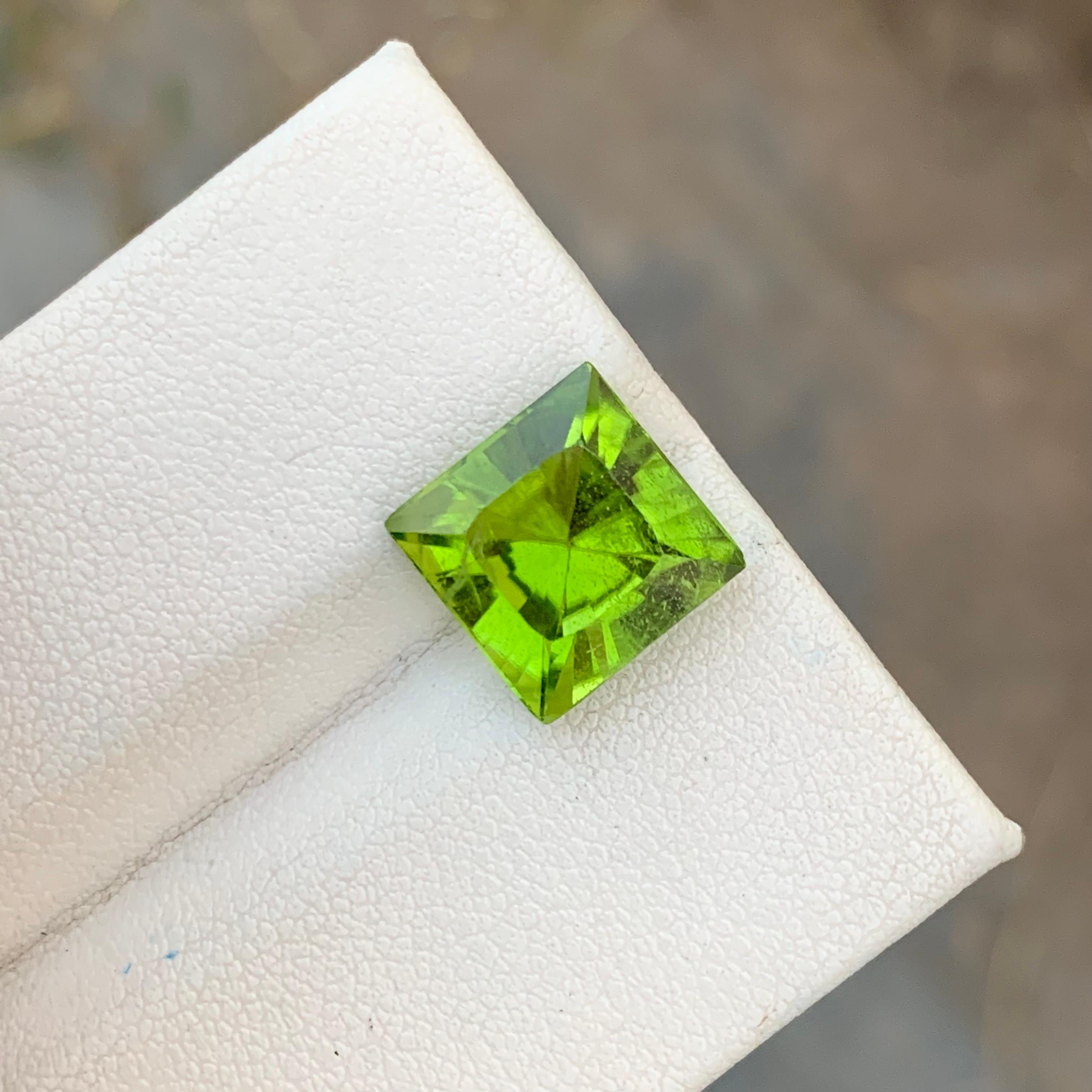 Perfect Square 7.00 Carats Apple Green Peridot Gem For Jewellery Making  For Sale 6