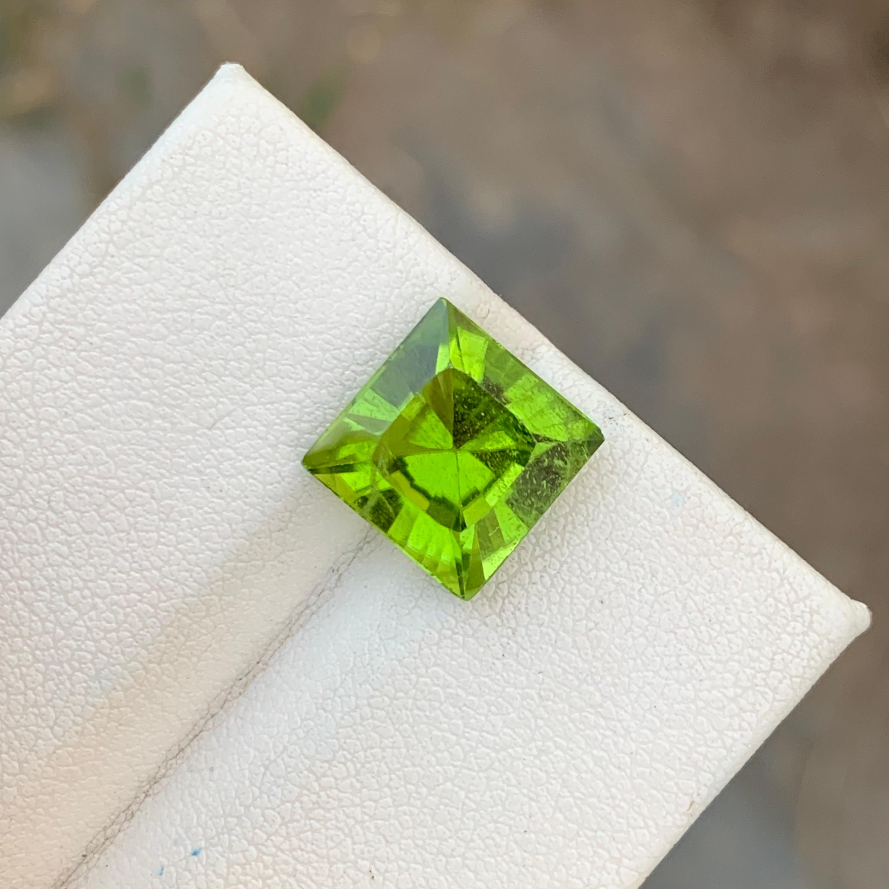Perfect Square 7.00 Carats Apple Green Peridot Gem For Jewellery Making  For Sale 7