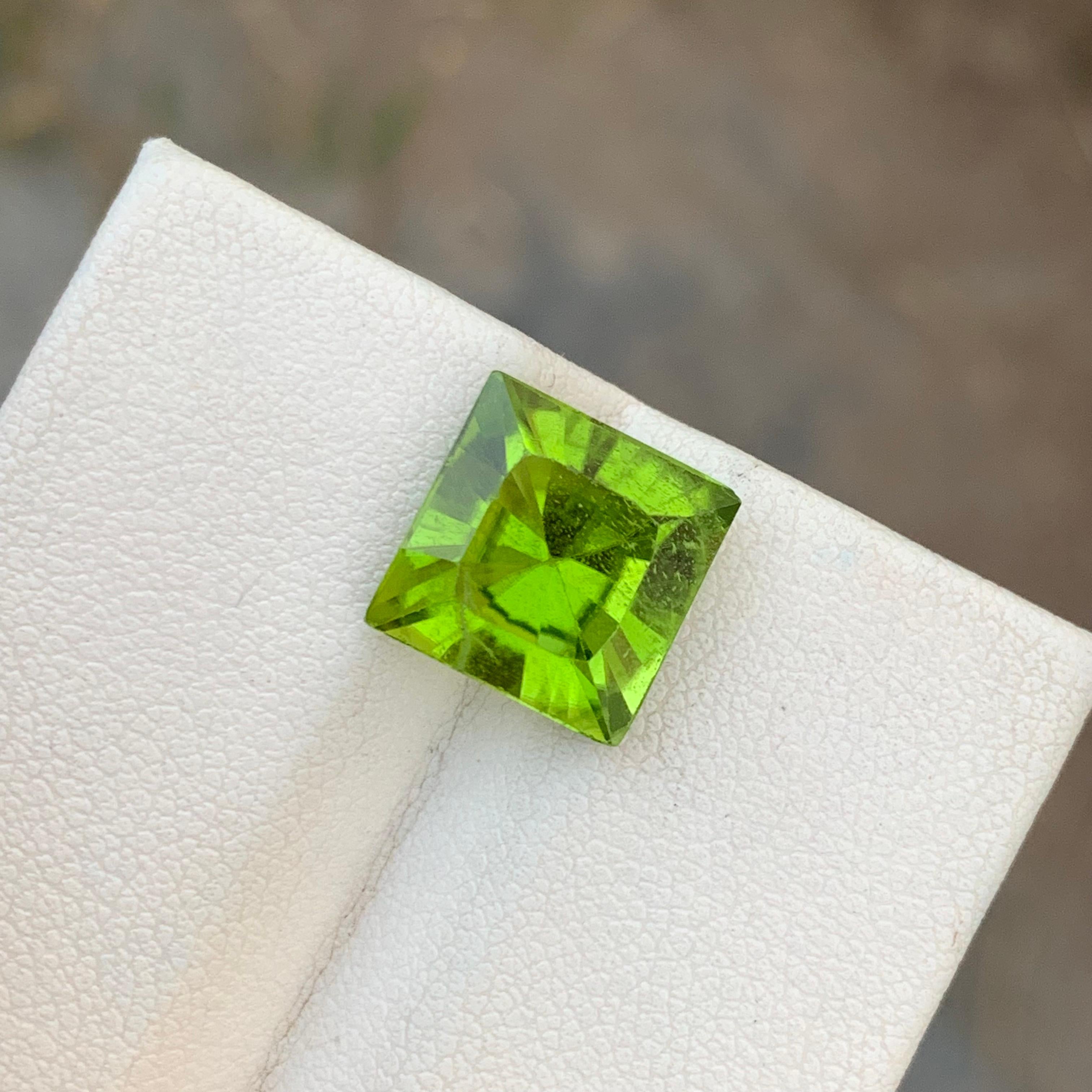 Perfect Square 7.00 Carats Apple Green Peridot Gem For Jewellery Making  For Sale 8