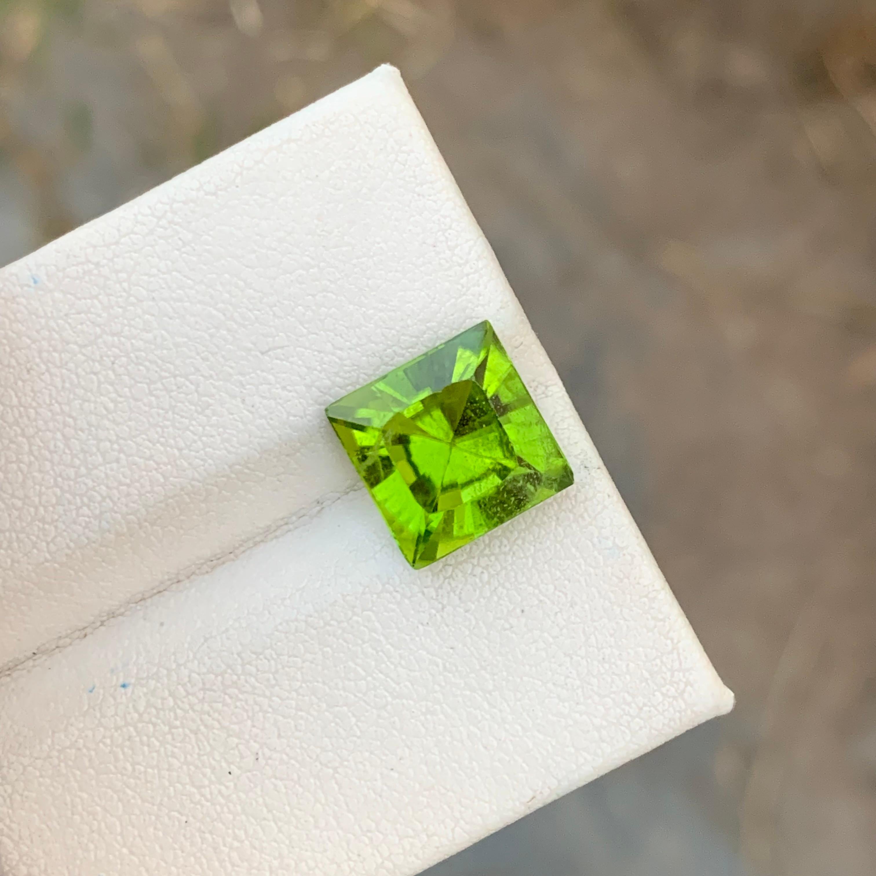 Square Cut Perfect Square 7.00 Carats Apple Green Peridot Gem For Jewellery Making  For Sale