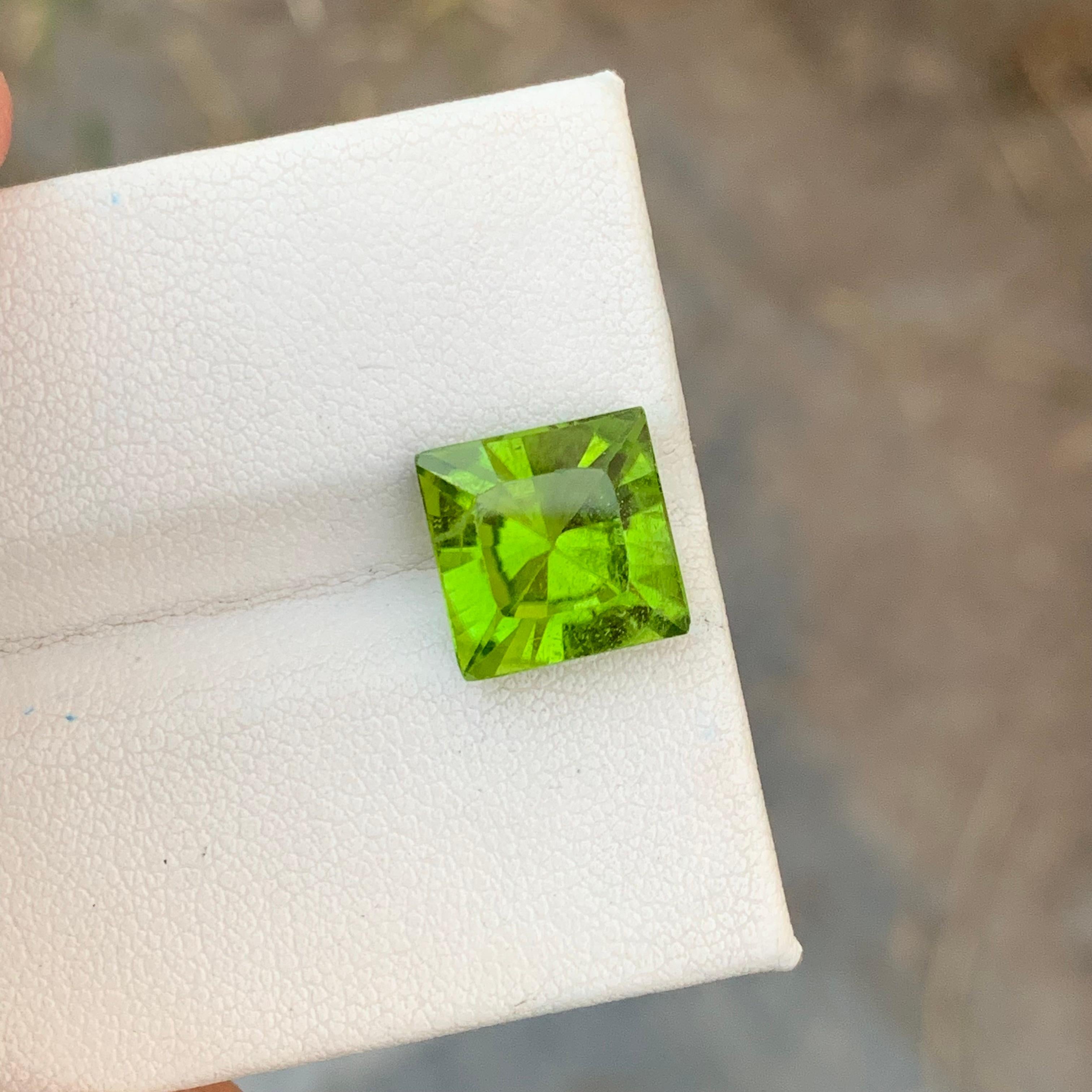 Perfect Square 7.00 Carats Apple Green Peridot Gem For Jewellery Making  In New Condition For Sale In Peshawar, PK