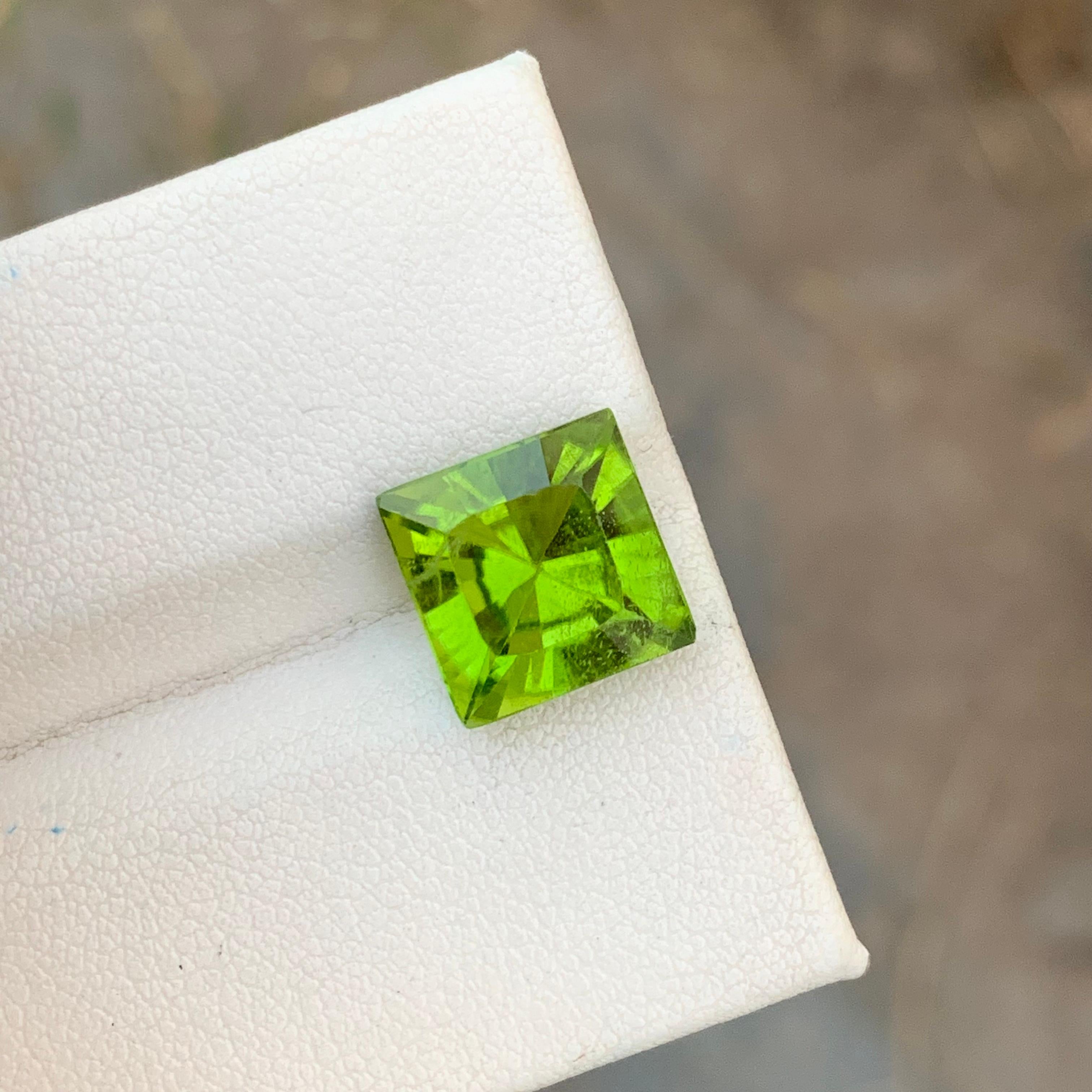 Women's or Men's Perfect Square 7.00 Carats Apple Green Peridot Gem For Jewellery Making  For Sale