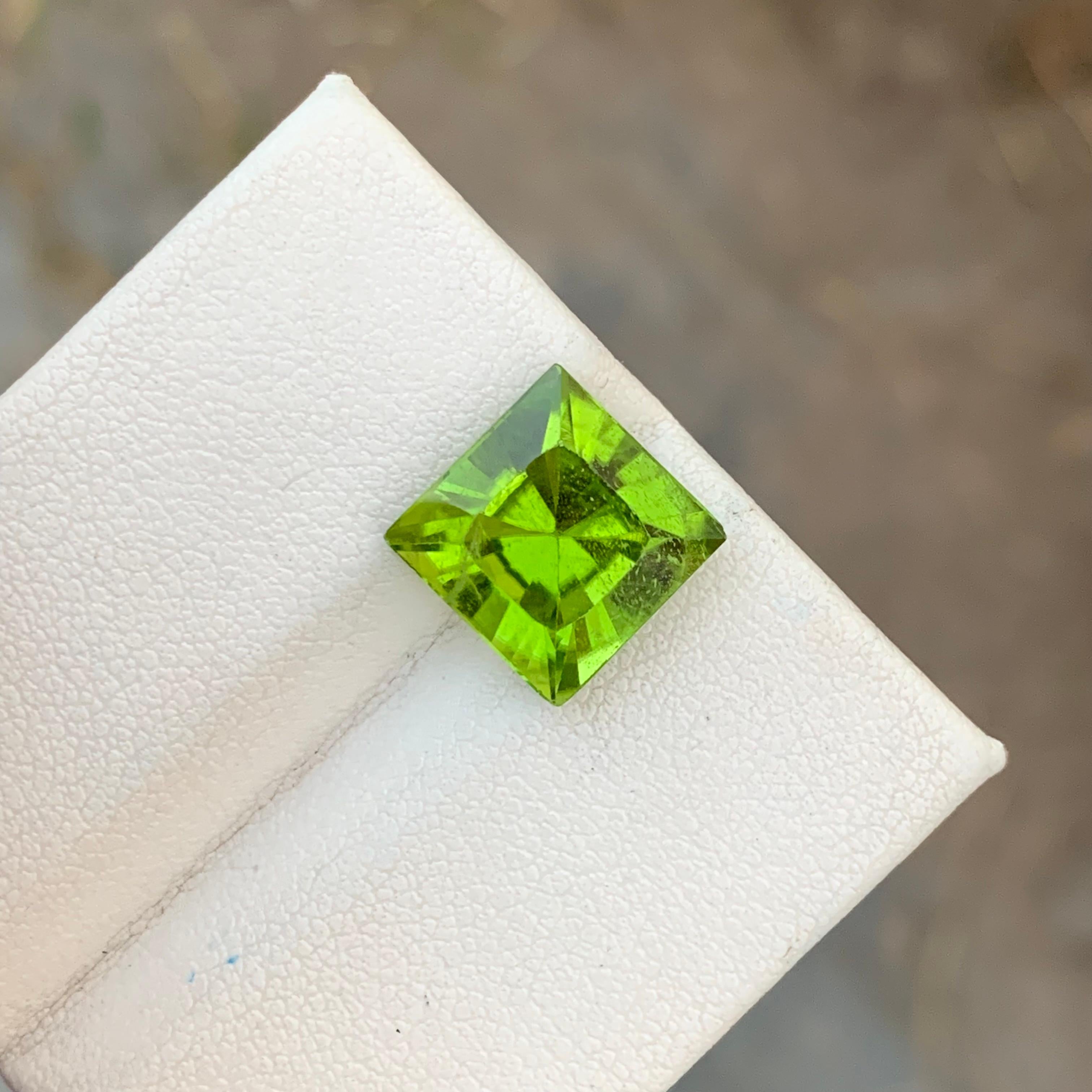 Perfect Square 7.00 Carats Apple Green Peridot Gem For Jewellery Making  For Sale 1