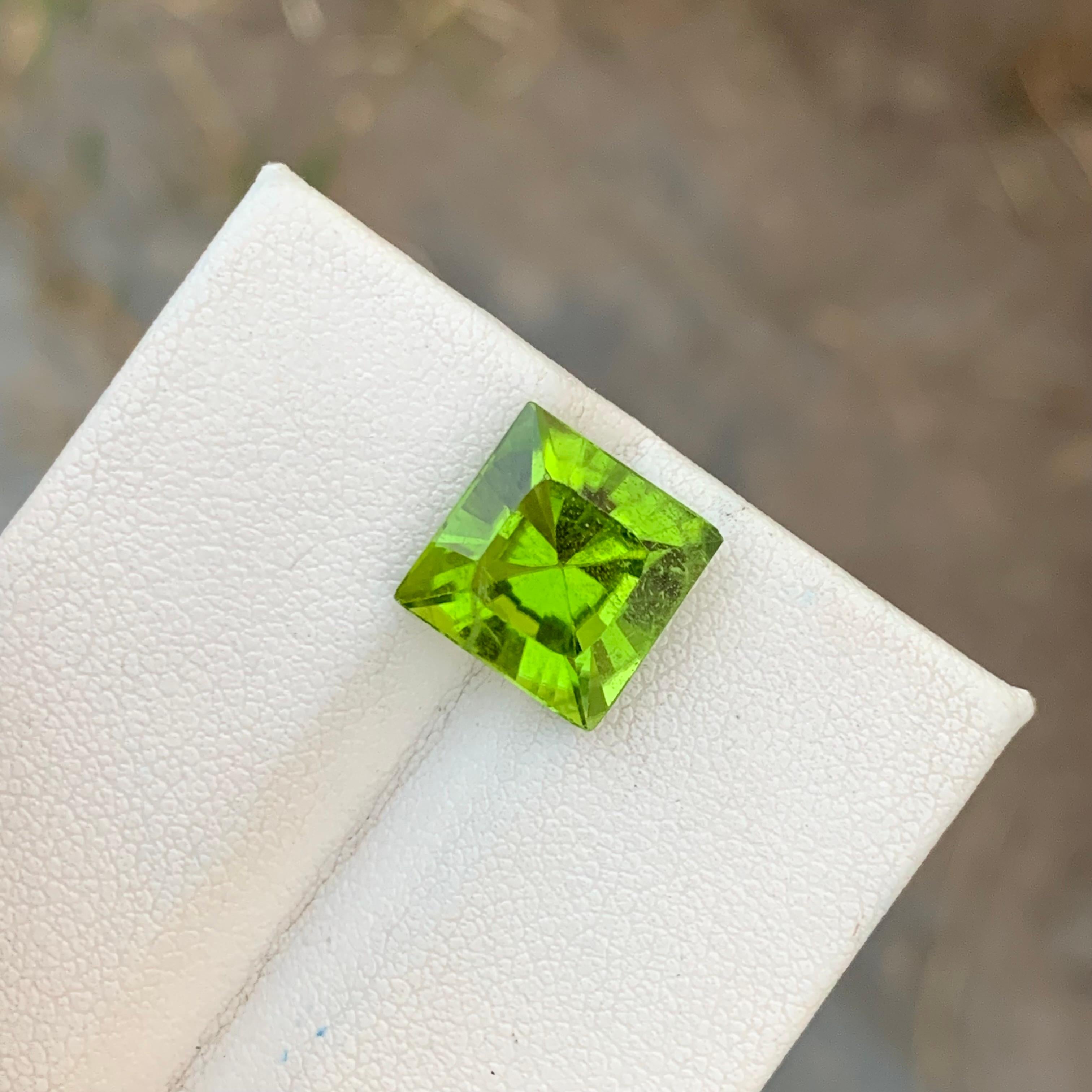 Perfect Square 7.00 Carats Apple Green Peridot Gem For Jewellery Making  For Sale 3