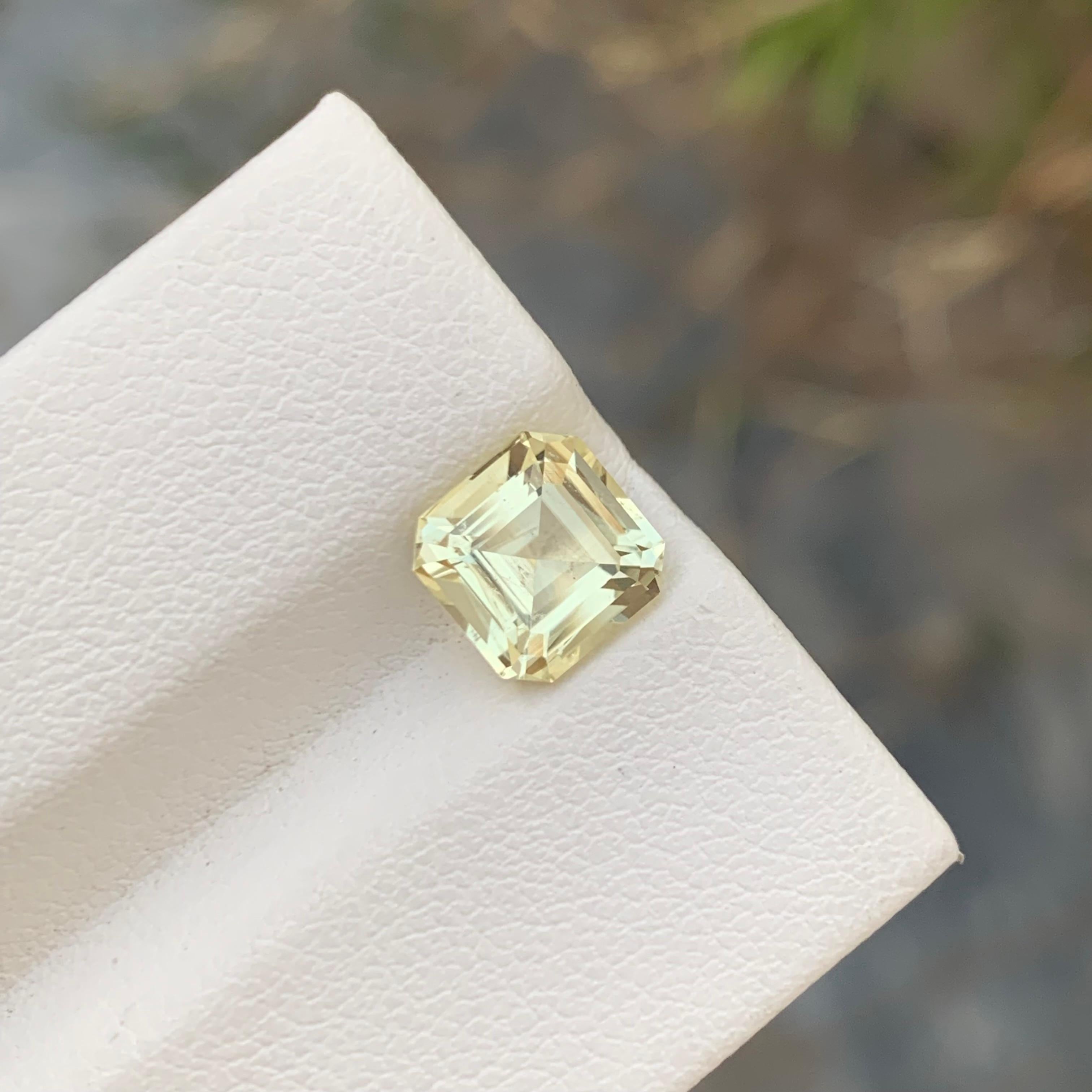 Women's or Men's Perfect Square Shape 1.80 Carats Light Yellow Heliodor Beryl From Brazil  For Sale