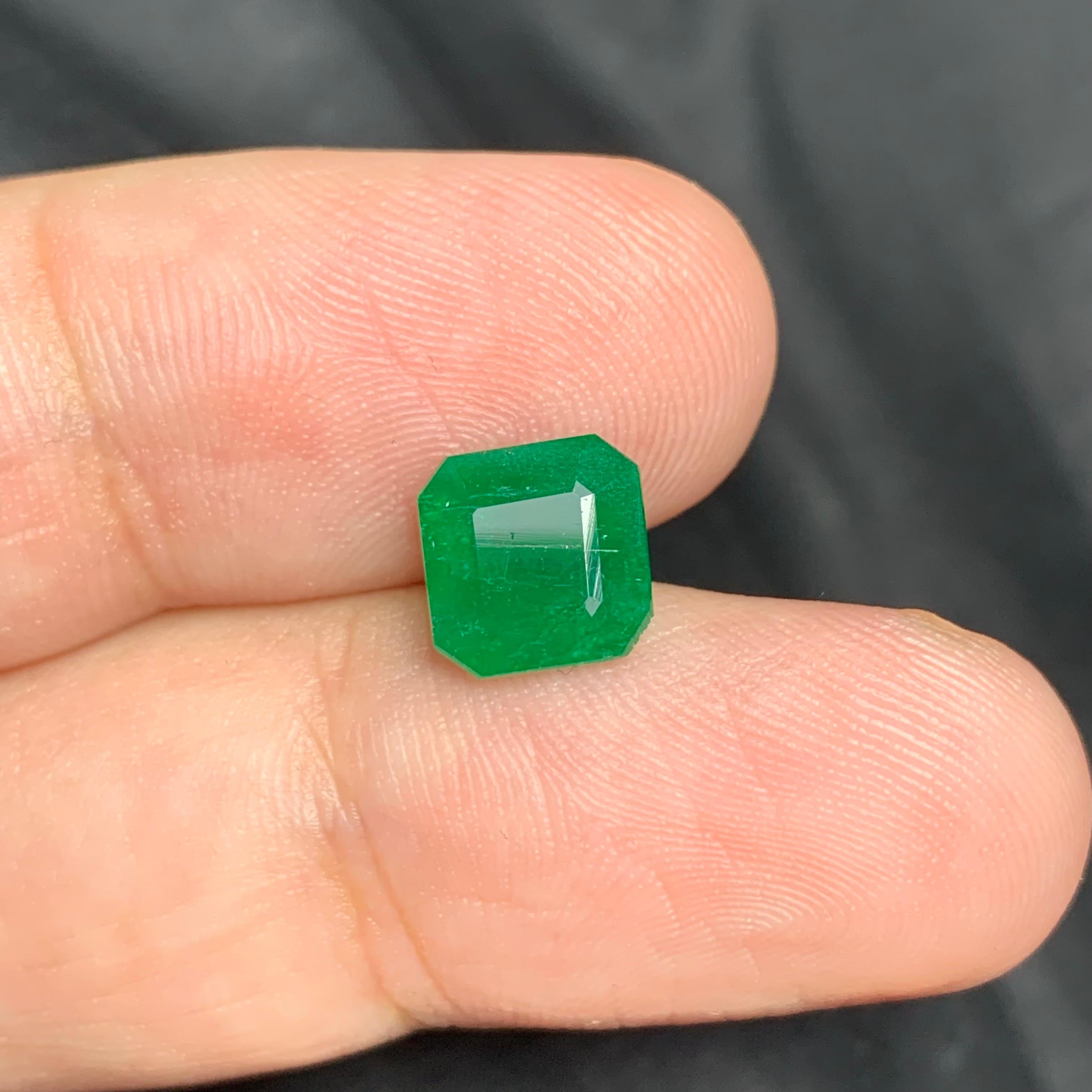 Perfect Square Shape Natural 2.30 Carat Loose Emerald From Swat Mine  For Sale 4