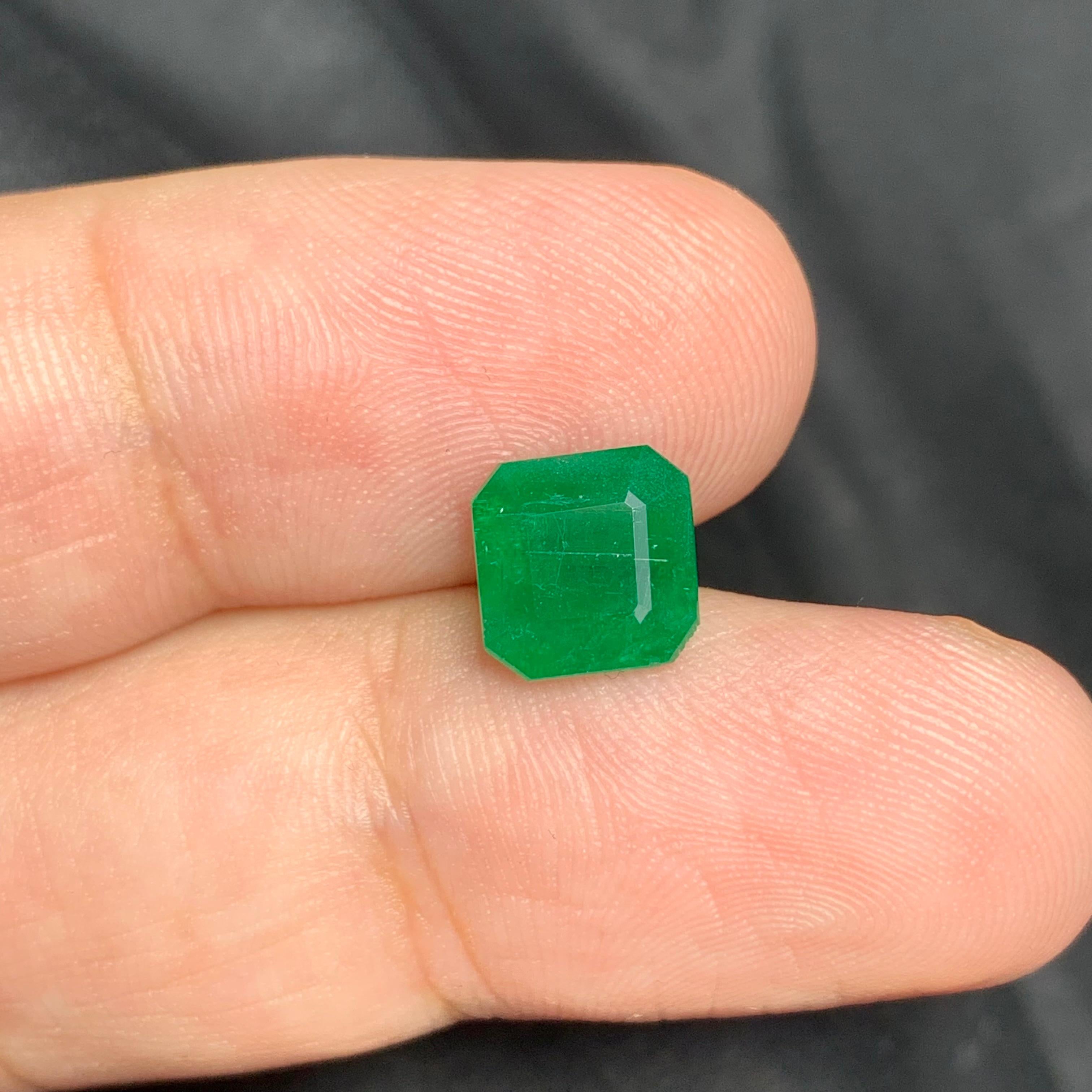 Perfect Square Shape Natural 2.30 Carat Loose Emerald From Swat Mine  For Sale 5