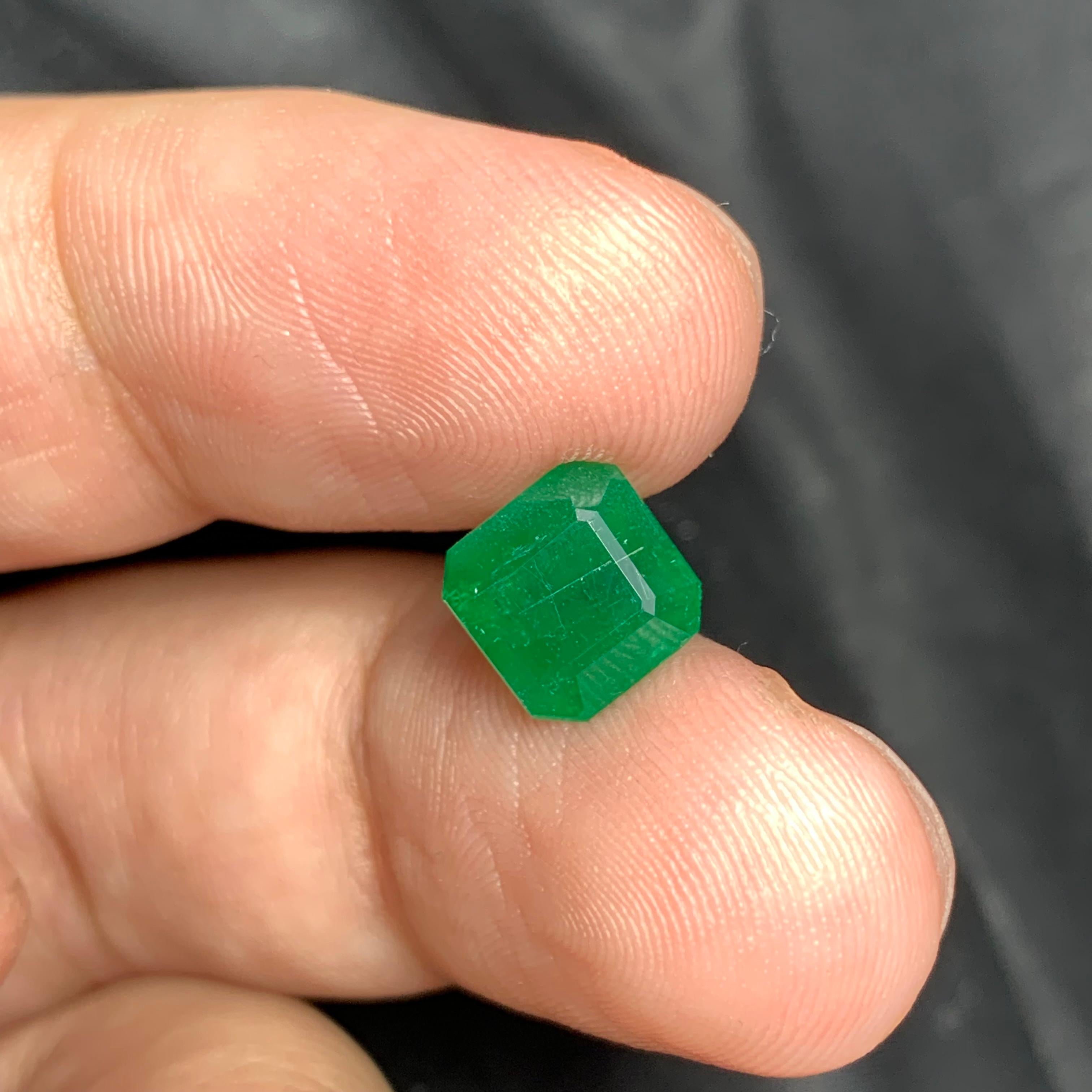 Perfect Square Shape Natural 2.30 Carat Loose Emerald From Swat Mine  In New Condition For Sale In Peshawar, PK