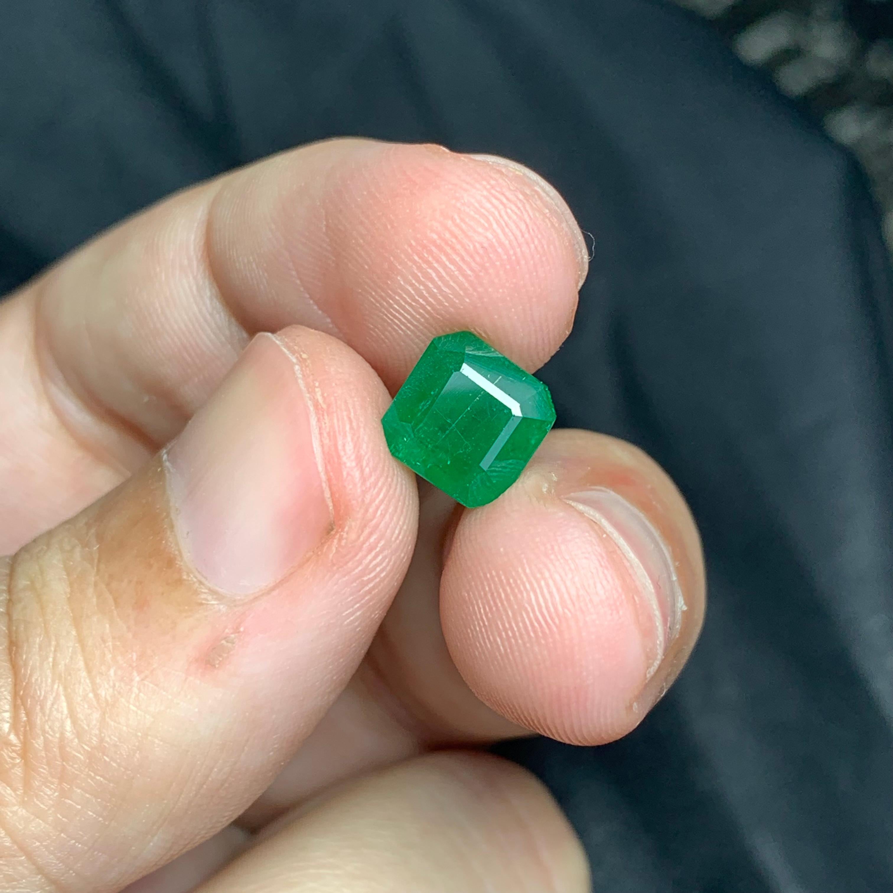 Perfect Square Shape Natural 2.30 Carat Loose Emerald From Swat Mine  For Sale 1