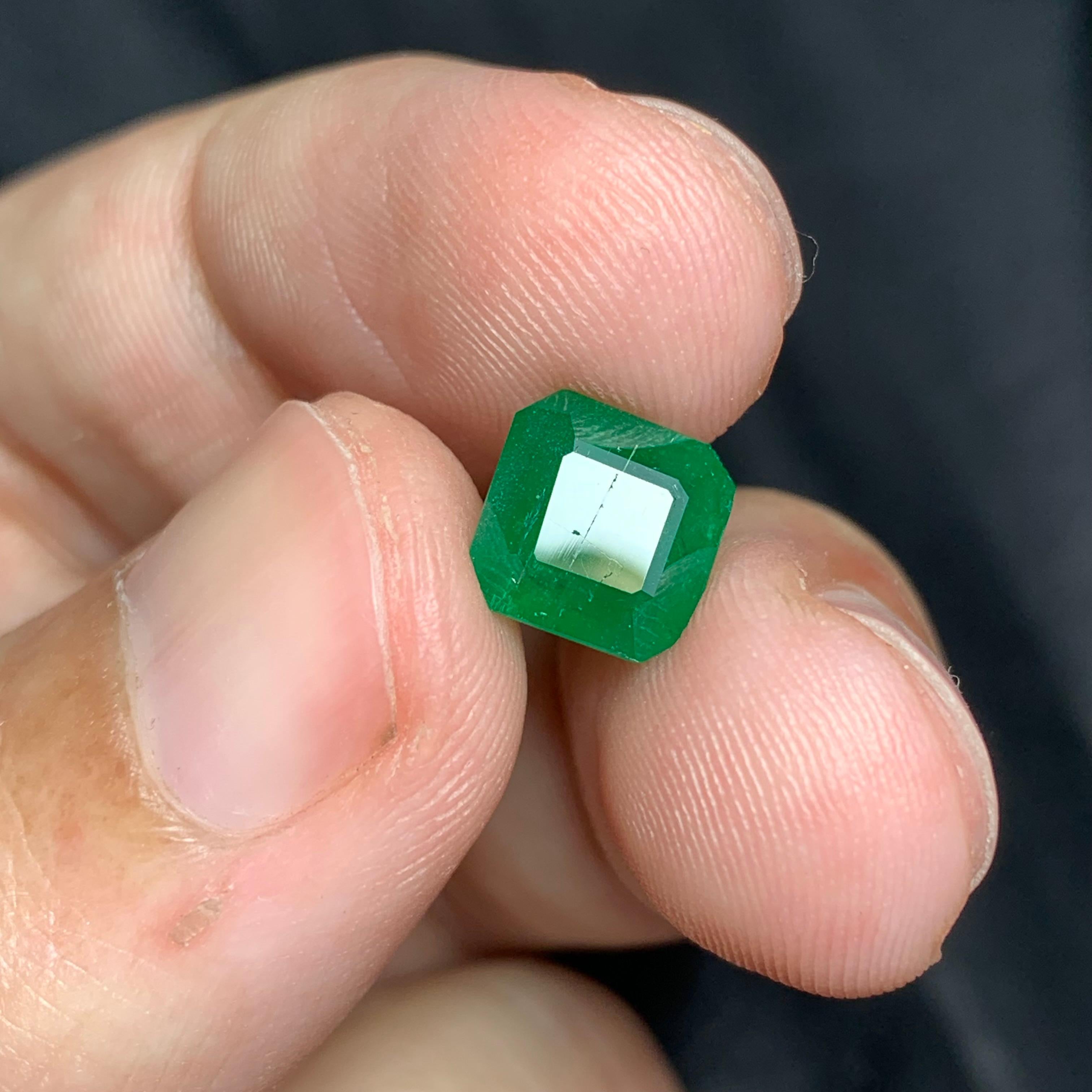 Perfect Square Shape Natural 2.30 Carat Loose Emerald From Swat Mine  For Sale 2