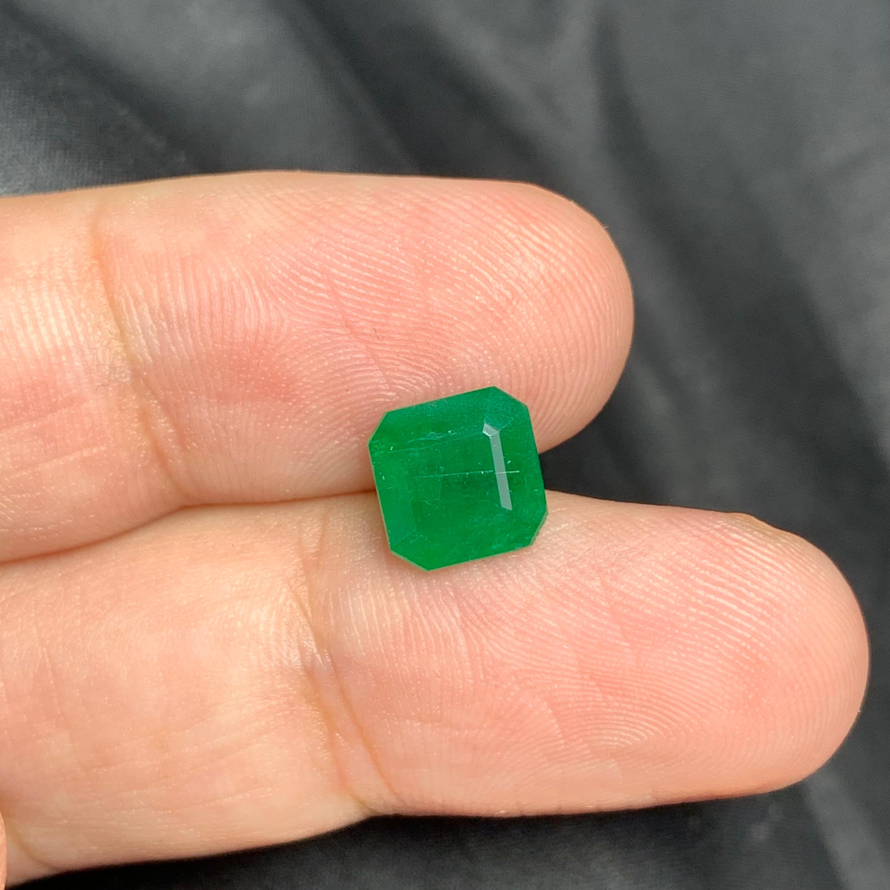 Perfect Square Shape Natural 2.30 Carat Loose Emerald From Swat Mine  For Sale 3