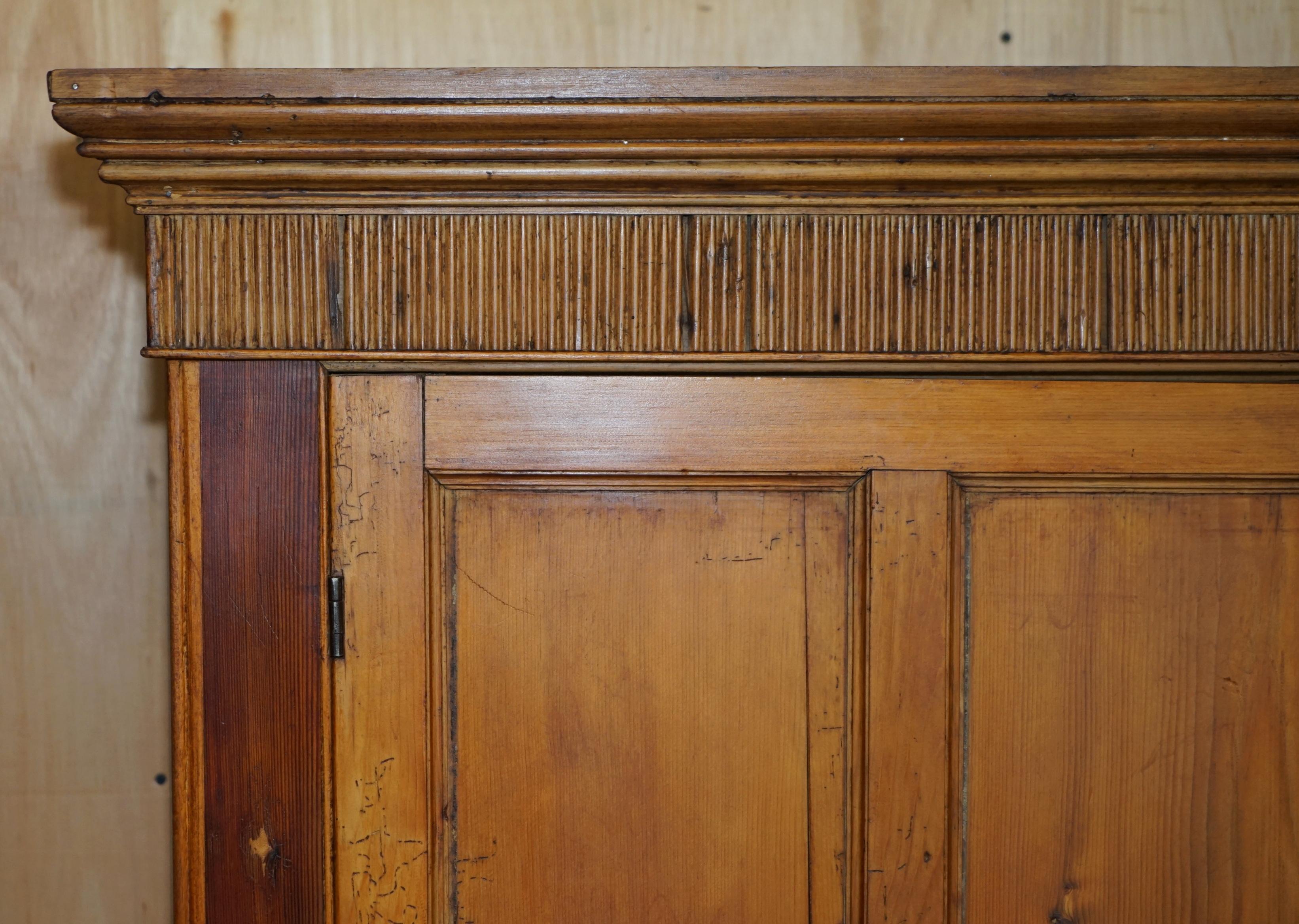 PERFEKT GEORGISCHES CIRCA 1780 GEFÄLSCHTER KIEFERHAUSHALTERSCHRANK in ANTiQUEFORM im Angebot 4