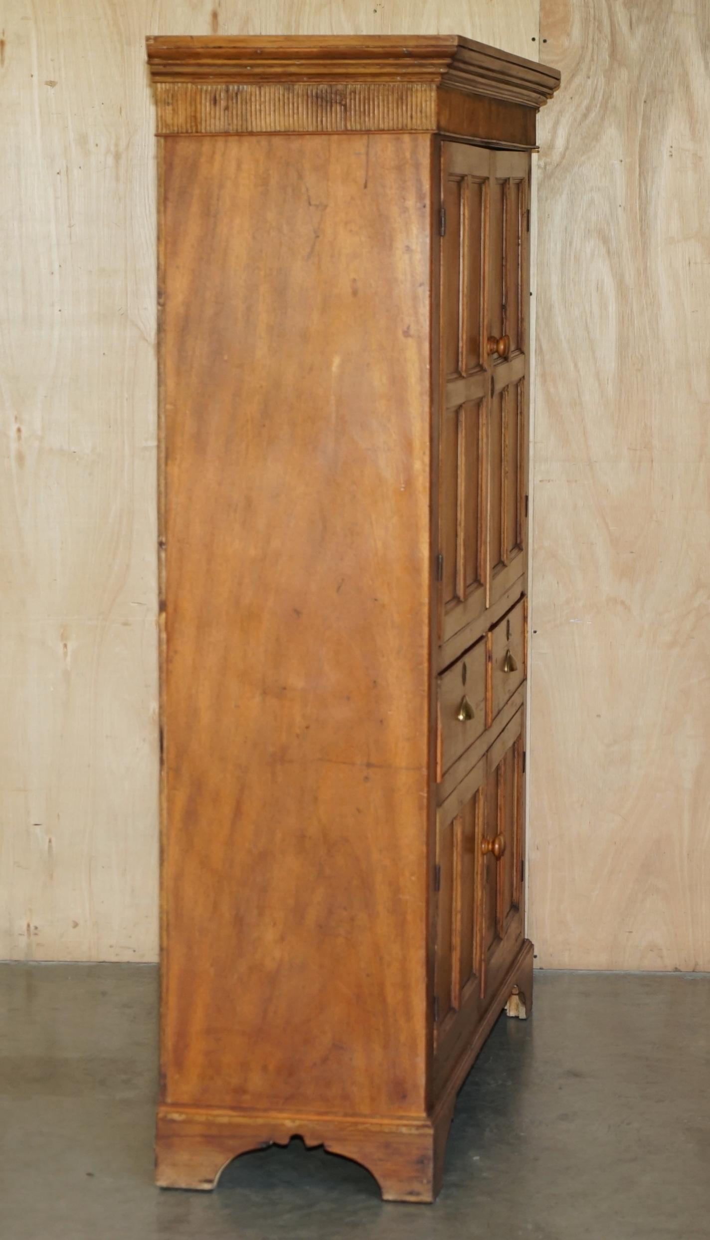 PERFEKT GEORGISCHES CIRCA 1780 GEFÄLSCHTER KIEFERHAUSHALTERSCHRANK in ANTiQUEFORM im Angebot 5