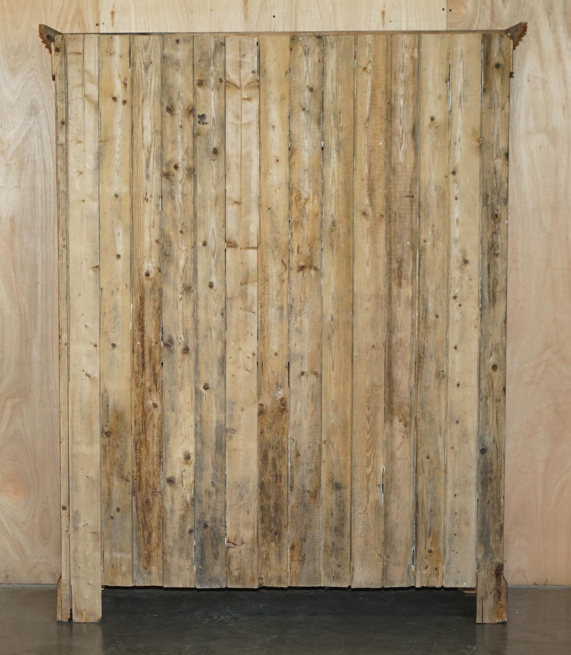 PERFEKT GEORGISCHES CIRCA 1780 GEFÄLSCHTER KIEFERHAUSHALTERSCHRANK in ANTiQUEFORM im Angebot 6