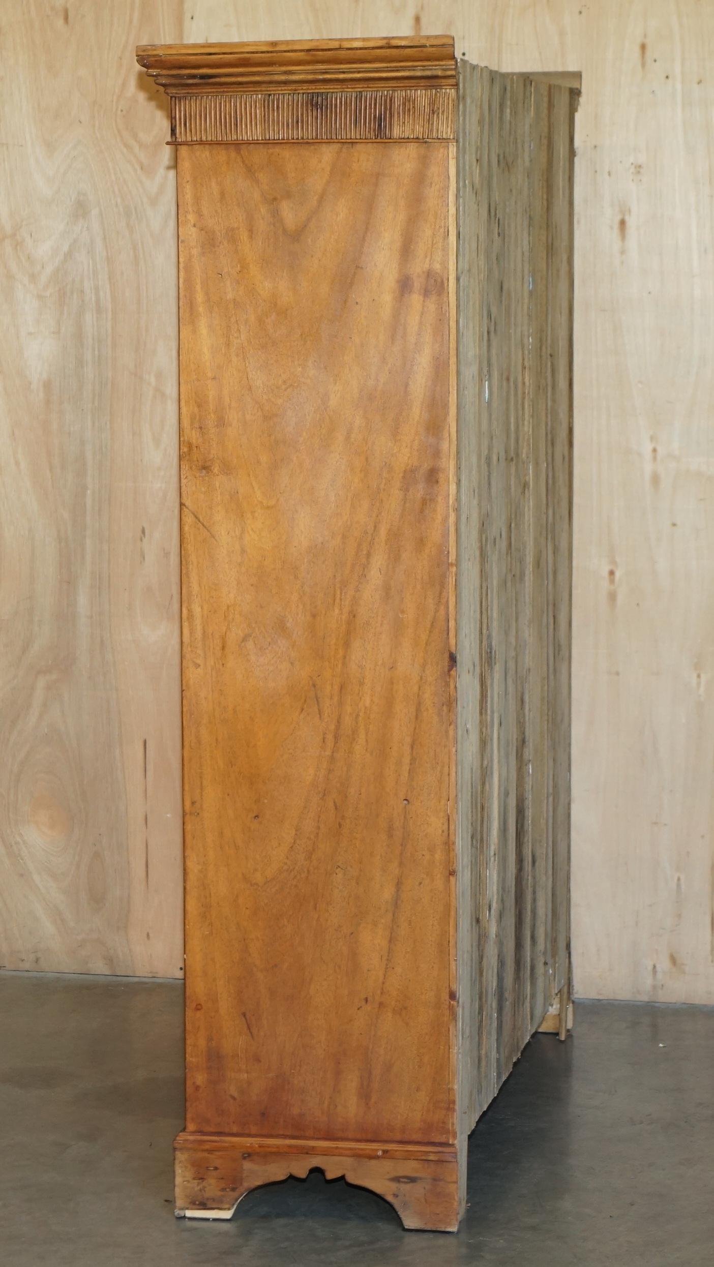 PERFEKT GEORGISCHES CIRCA 1780 GEFÄLSCHTER KIEFERHAUSHALTERSCHRANK in ANTiQUEFORM im Angebot 7