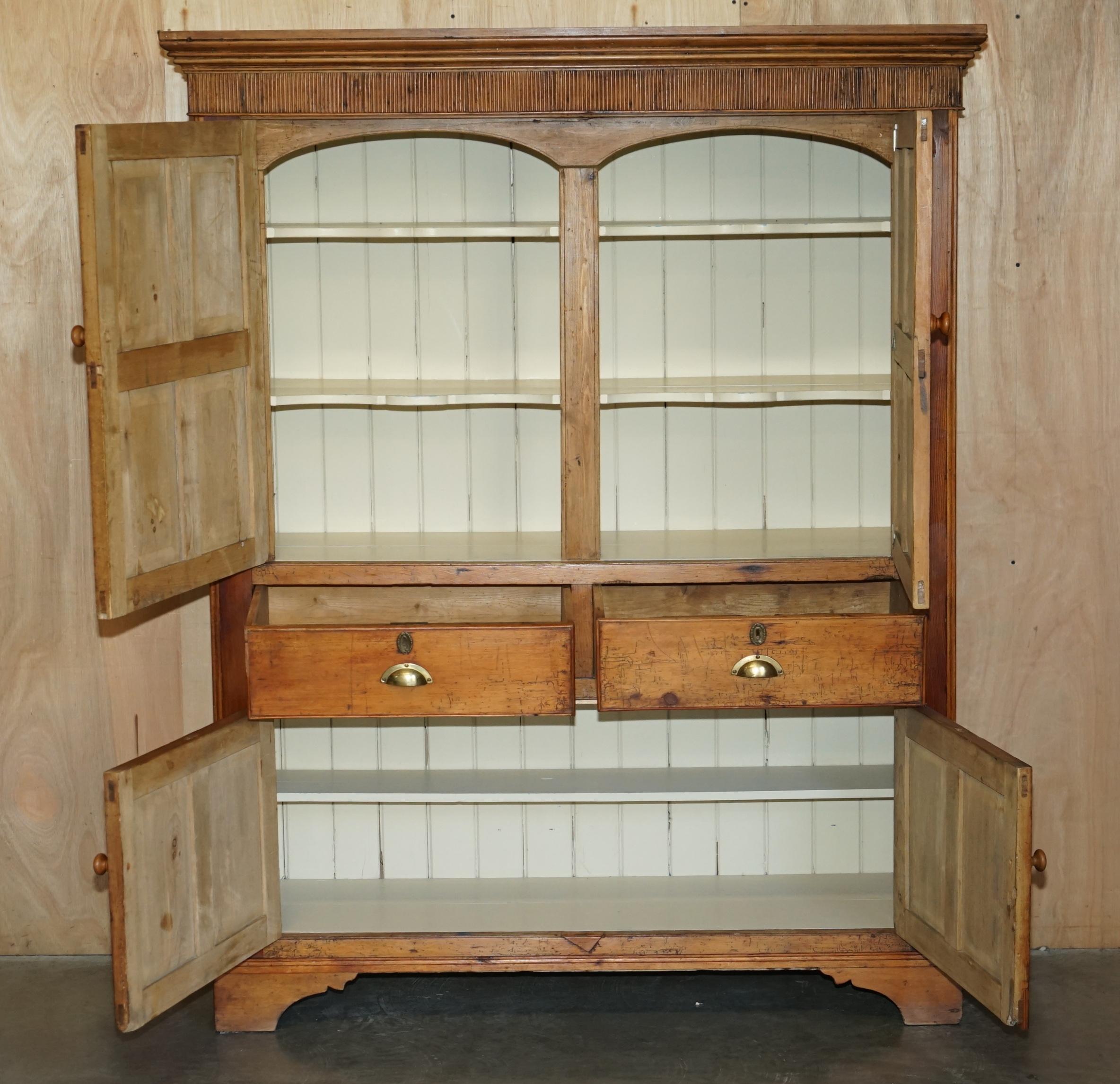 PERFEKT GEORGISCHES CIRCA 1780 GEFÄLSCHTER KIEFERHAUSHALTERSCHRANK in ANTiQUEFORM im Angebot 8