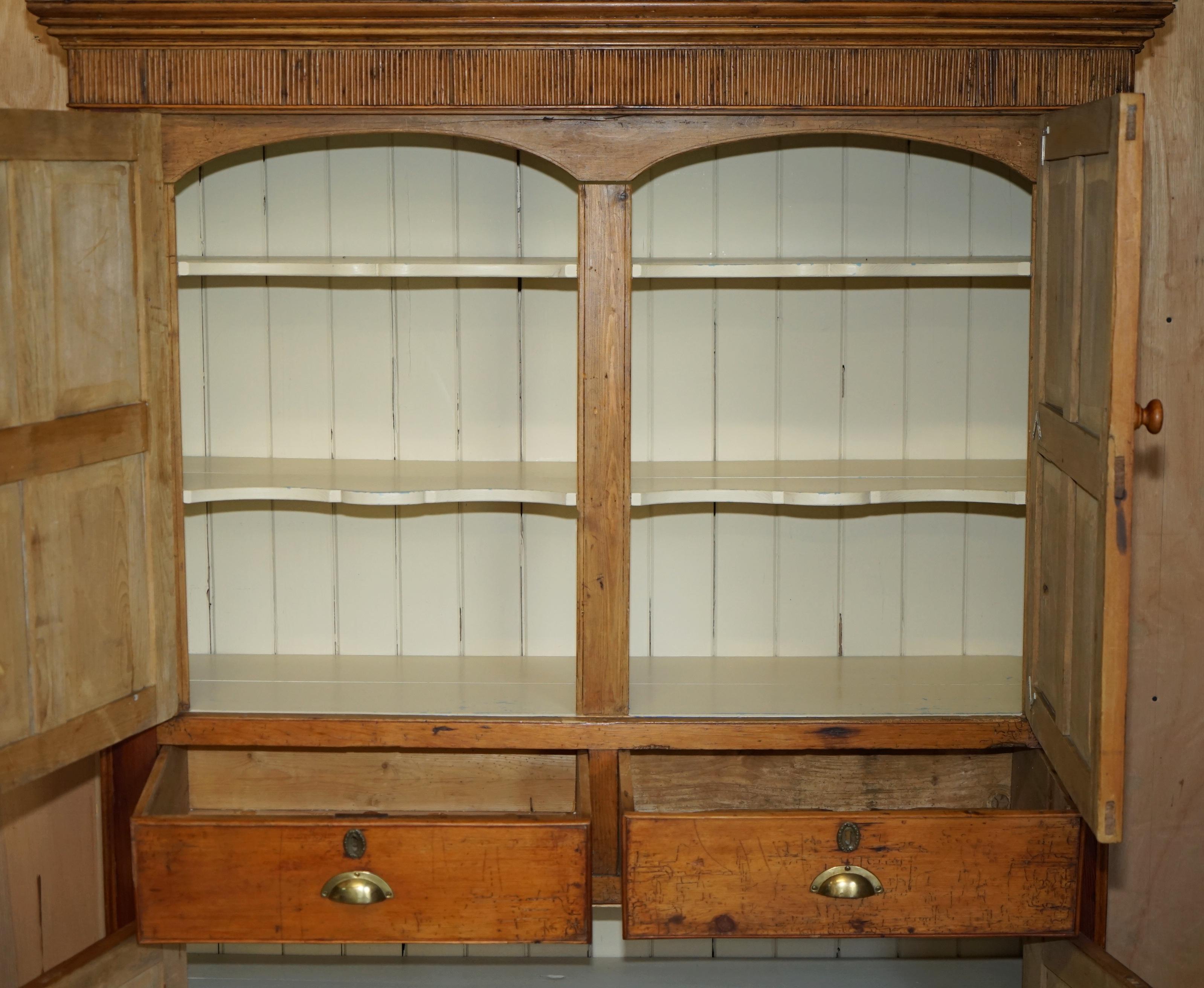 PERFEKT GEORGISCHES CIRCA 1780 GEFÄLSCHTER KIEFERHAUSHALTERSCHRANK in ANTiQUEFORM im Angebot 10